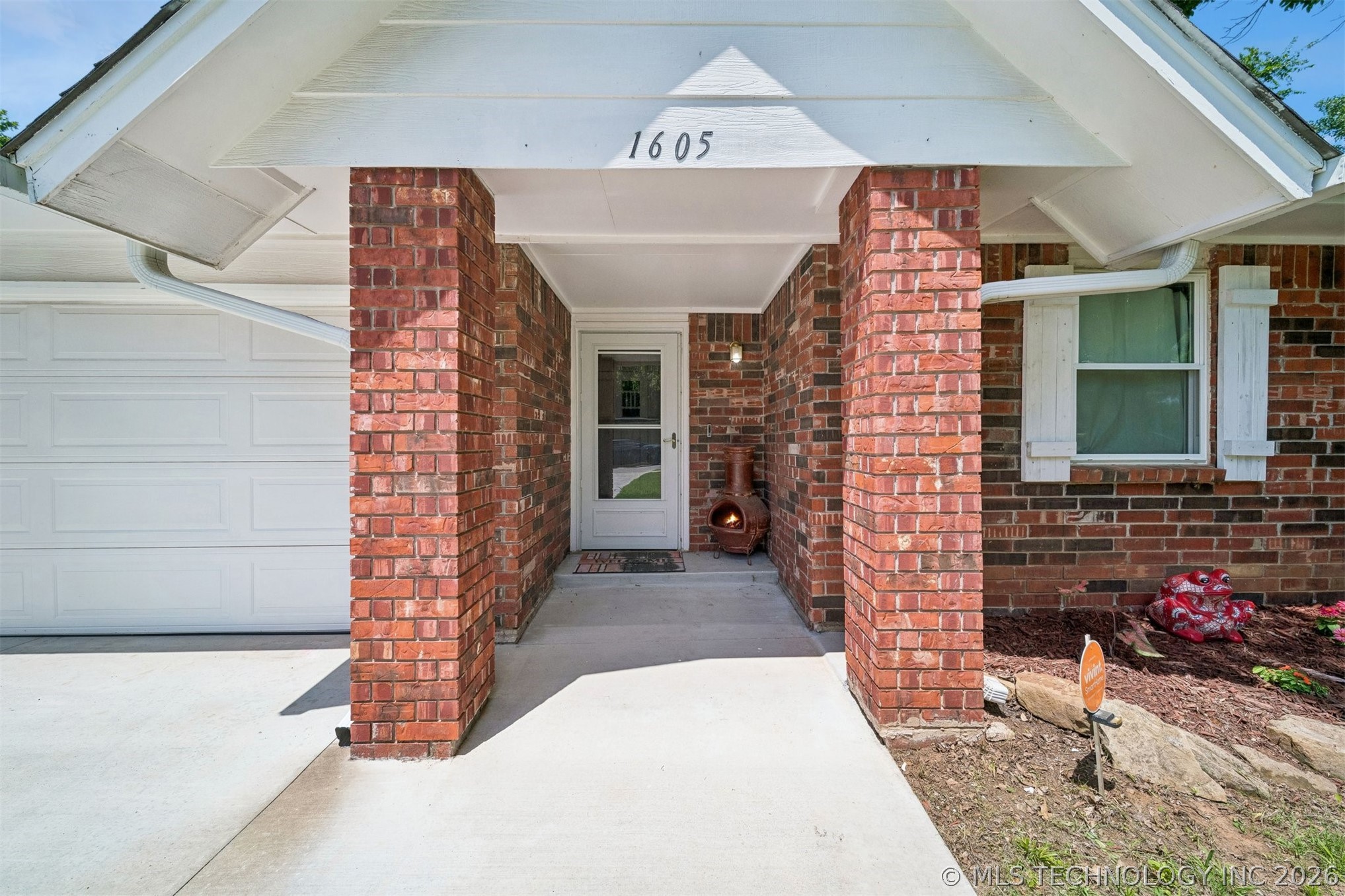 1605 S Pine Avenue Property Photo 3