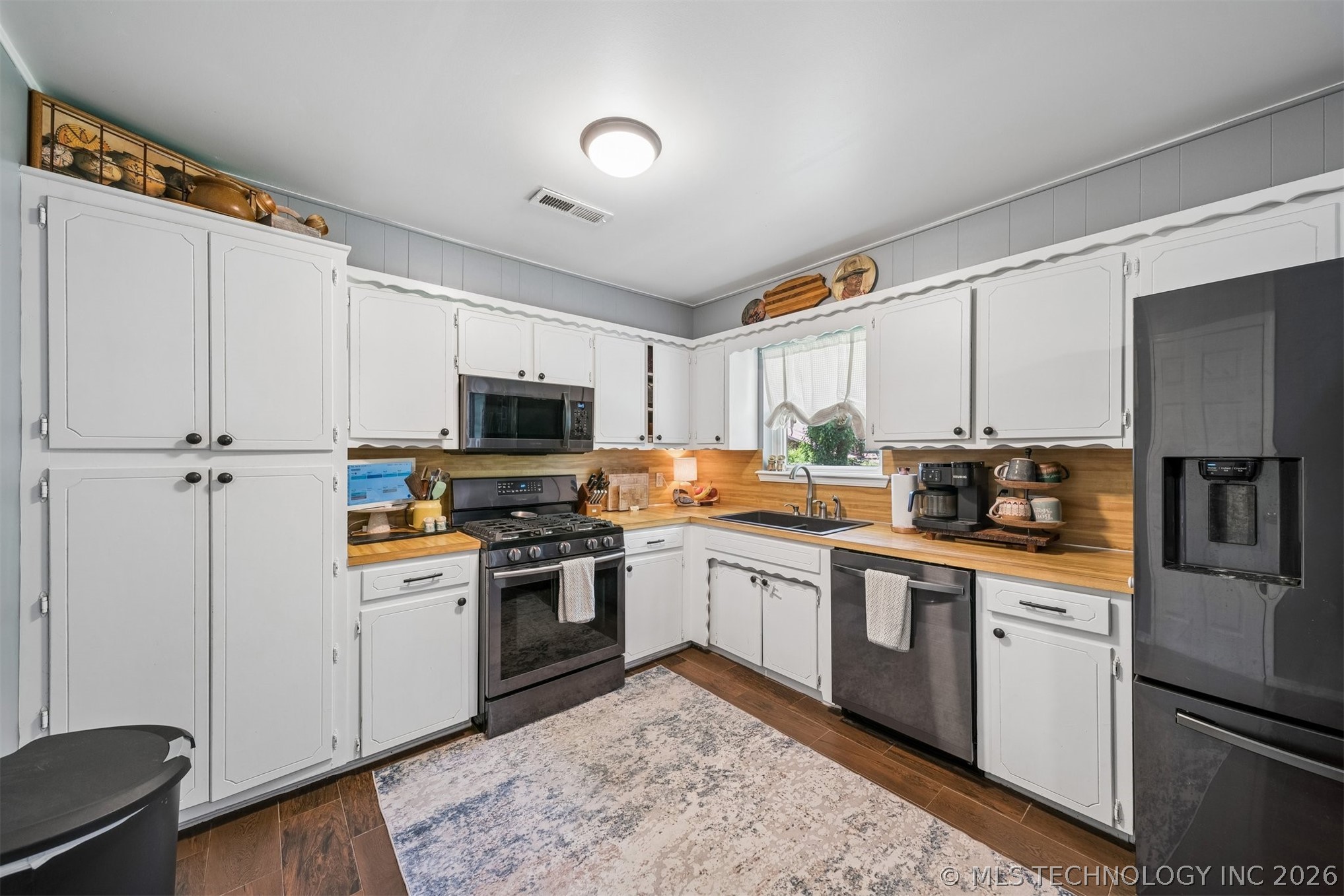 1605 S Pine Avenue Property Photo 12