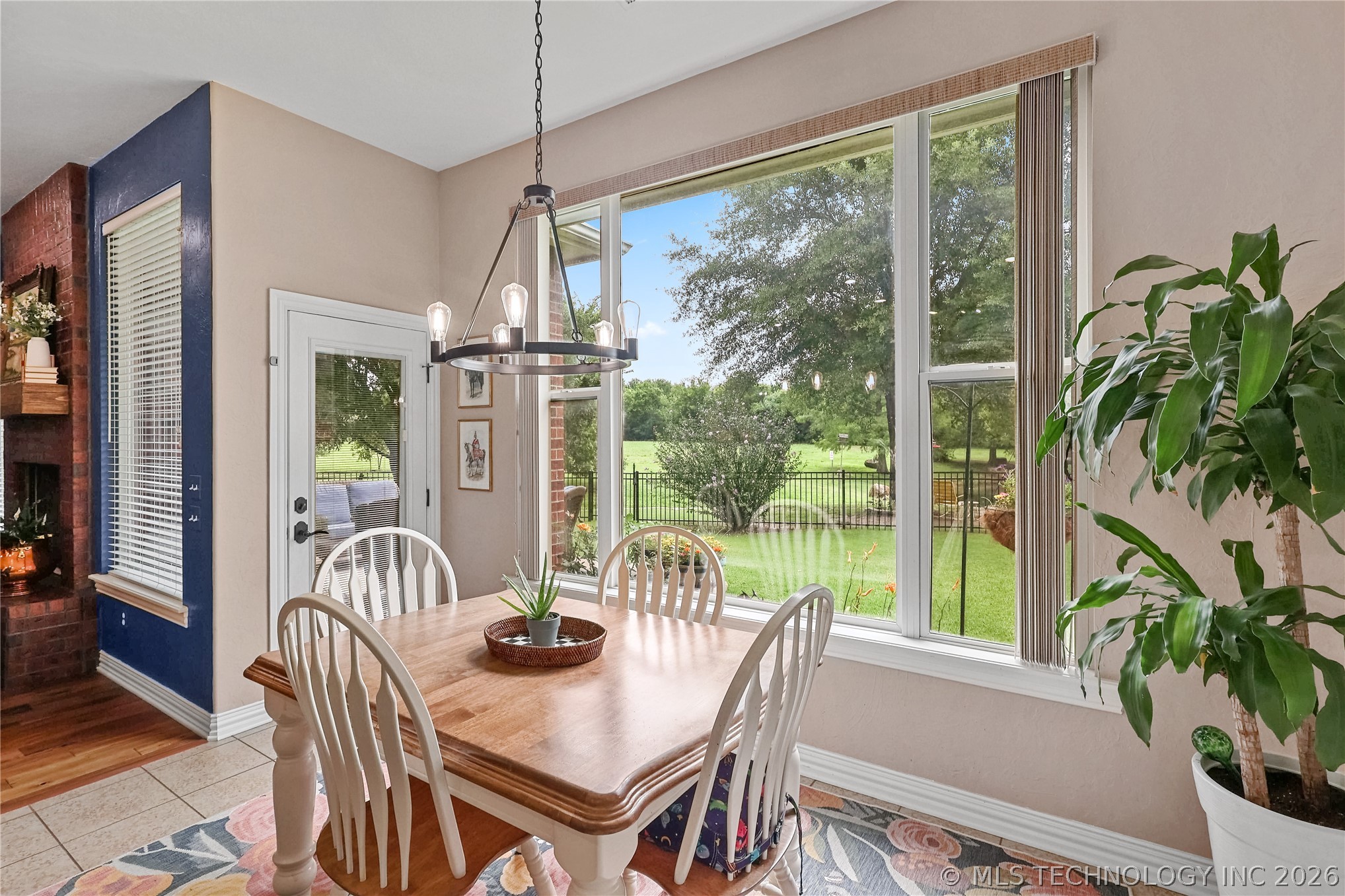 828 Sunset Court Property Photo 4