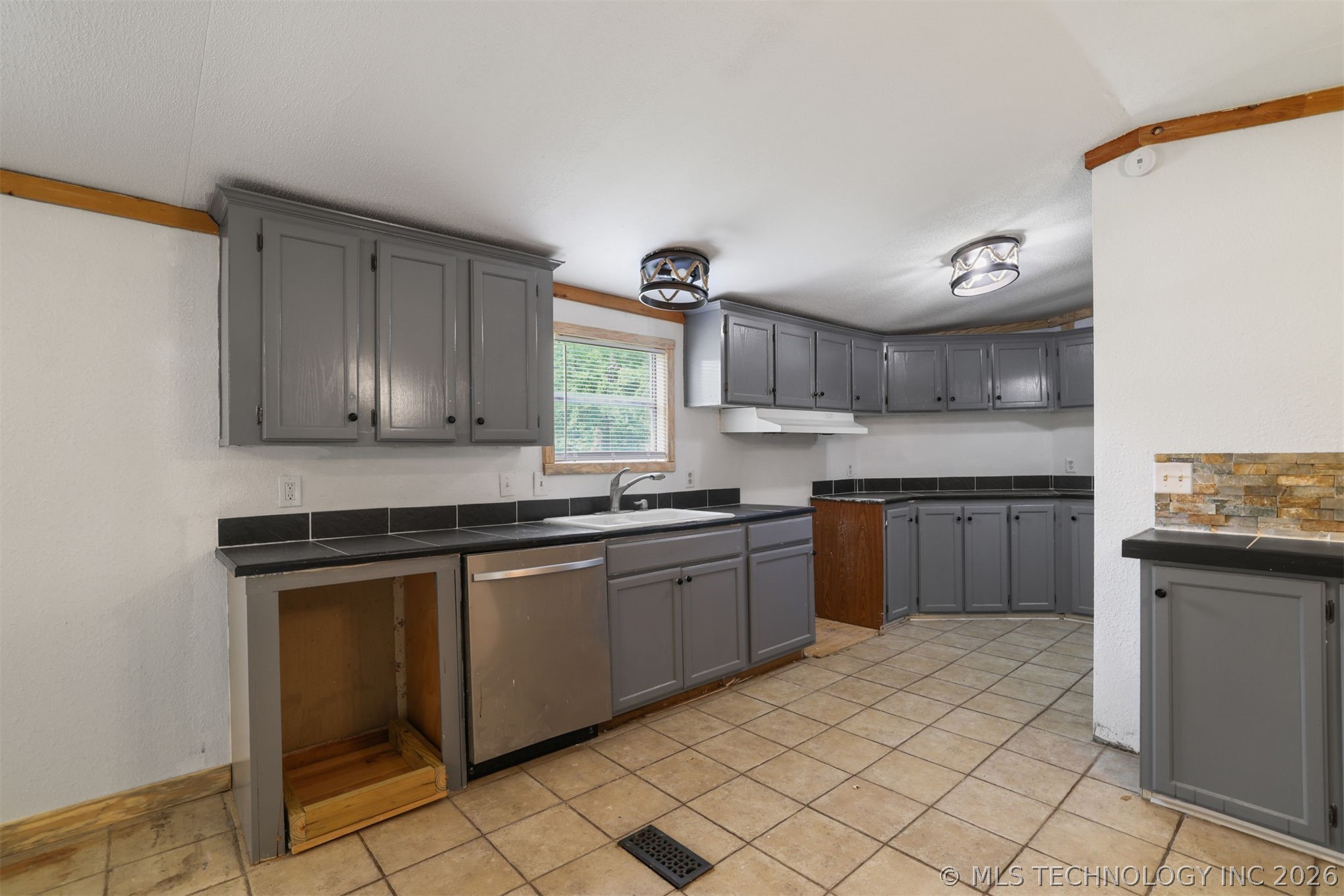 215 E Florida Property Photo 6