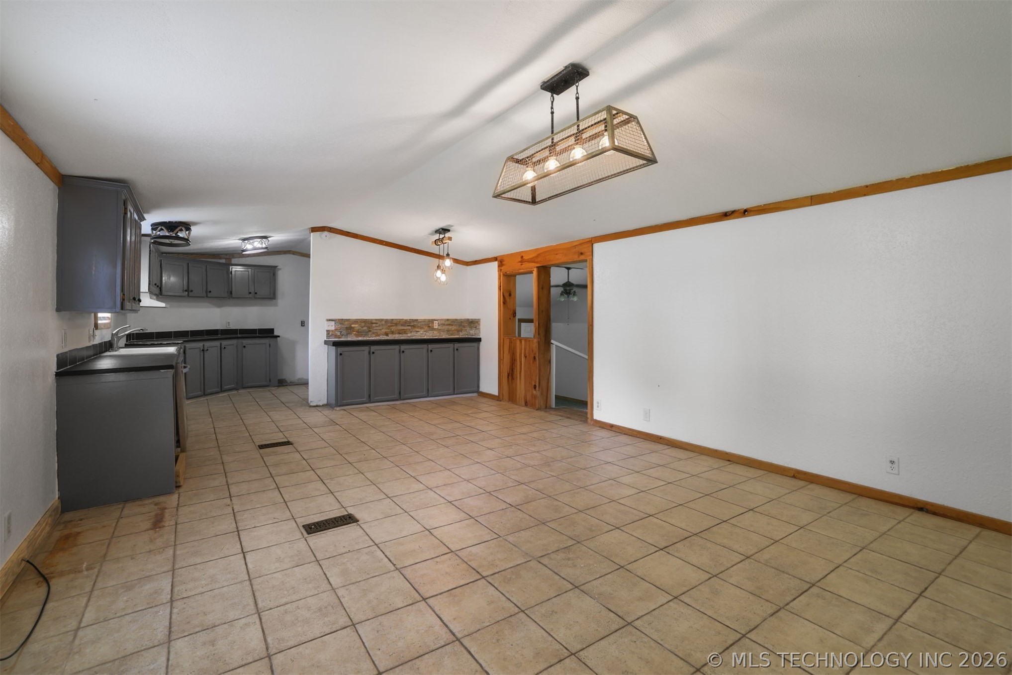 215 E Florida Property Photo 7