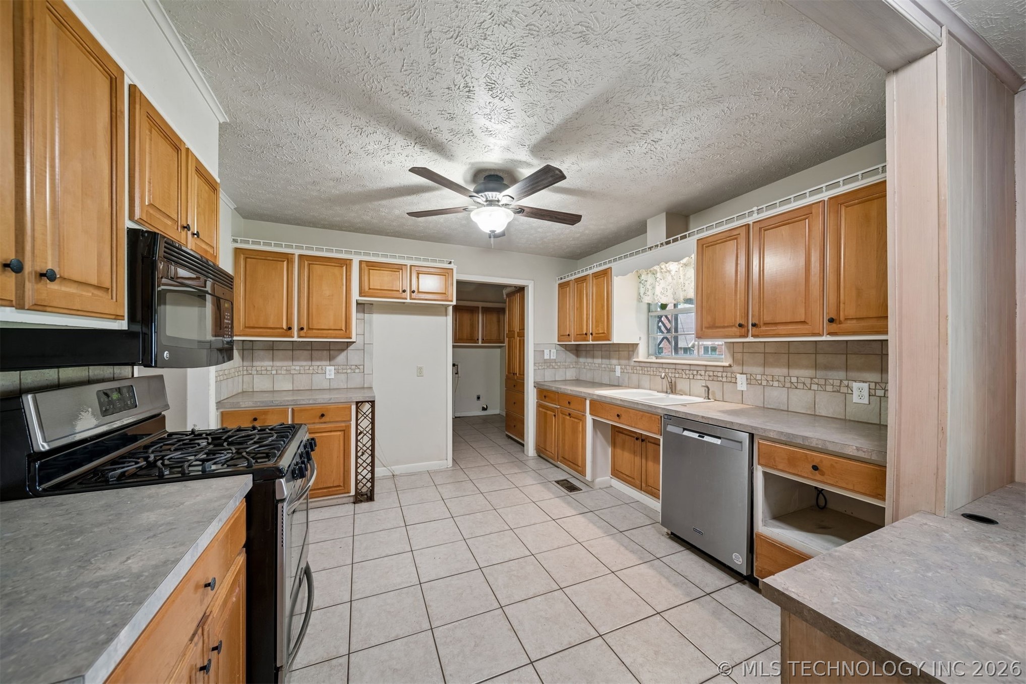 306 E 16th Street Property Photo 9