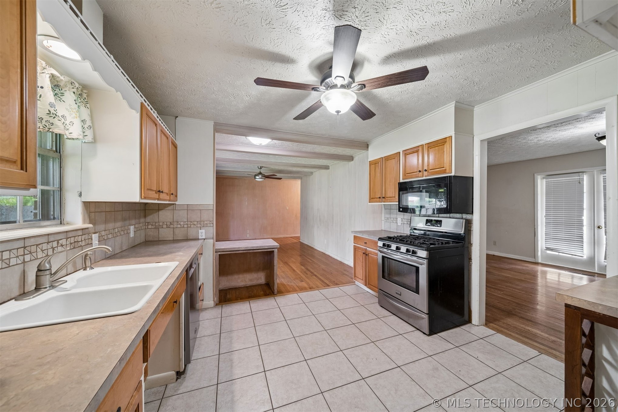 306 E 16th Street Property Photo 11