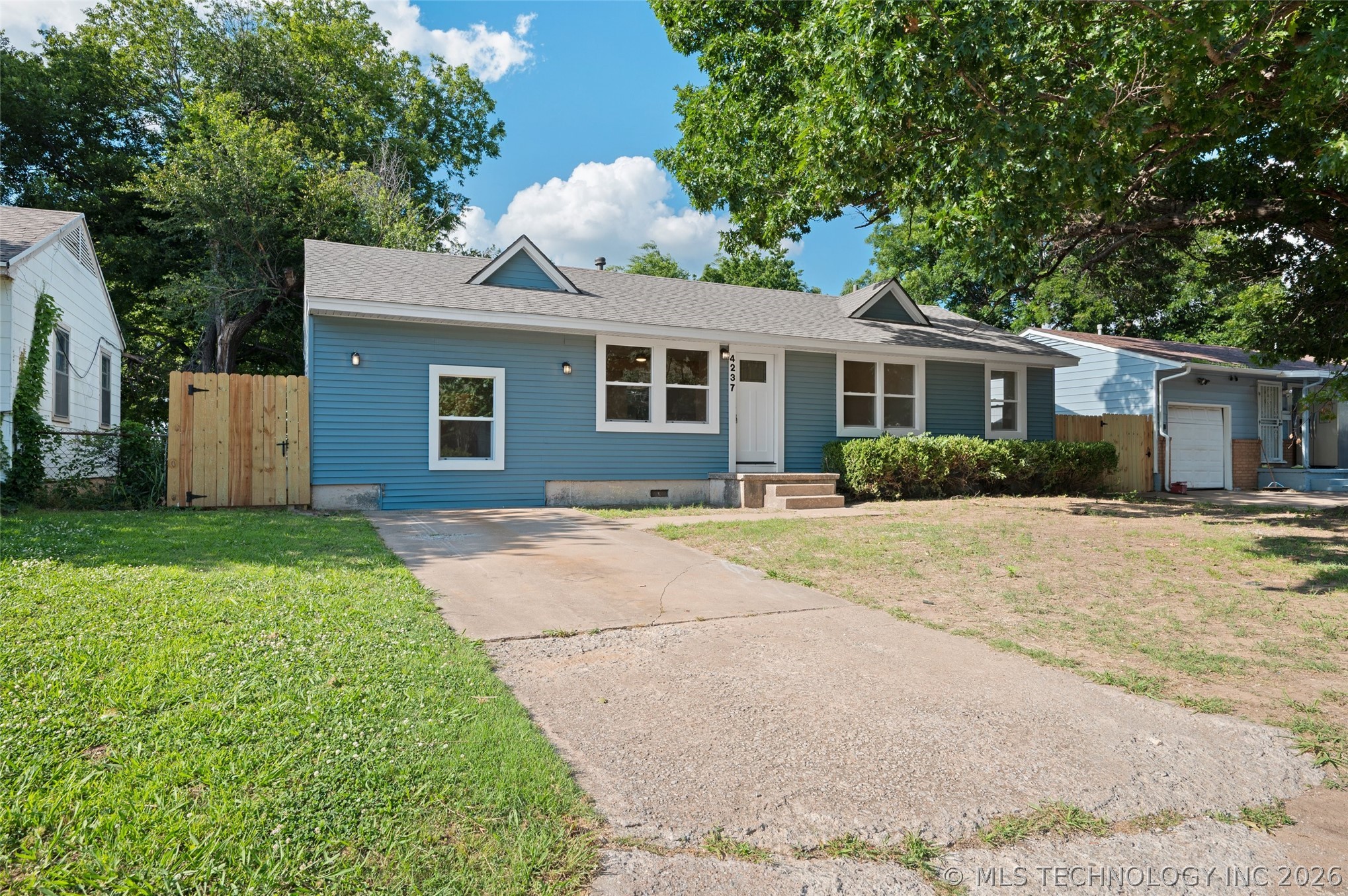 4237 E Young Place Property Photo 2