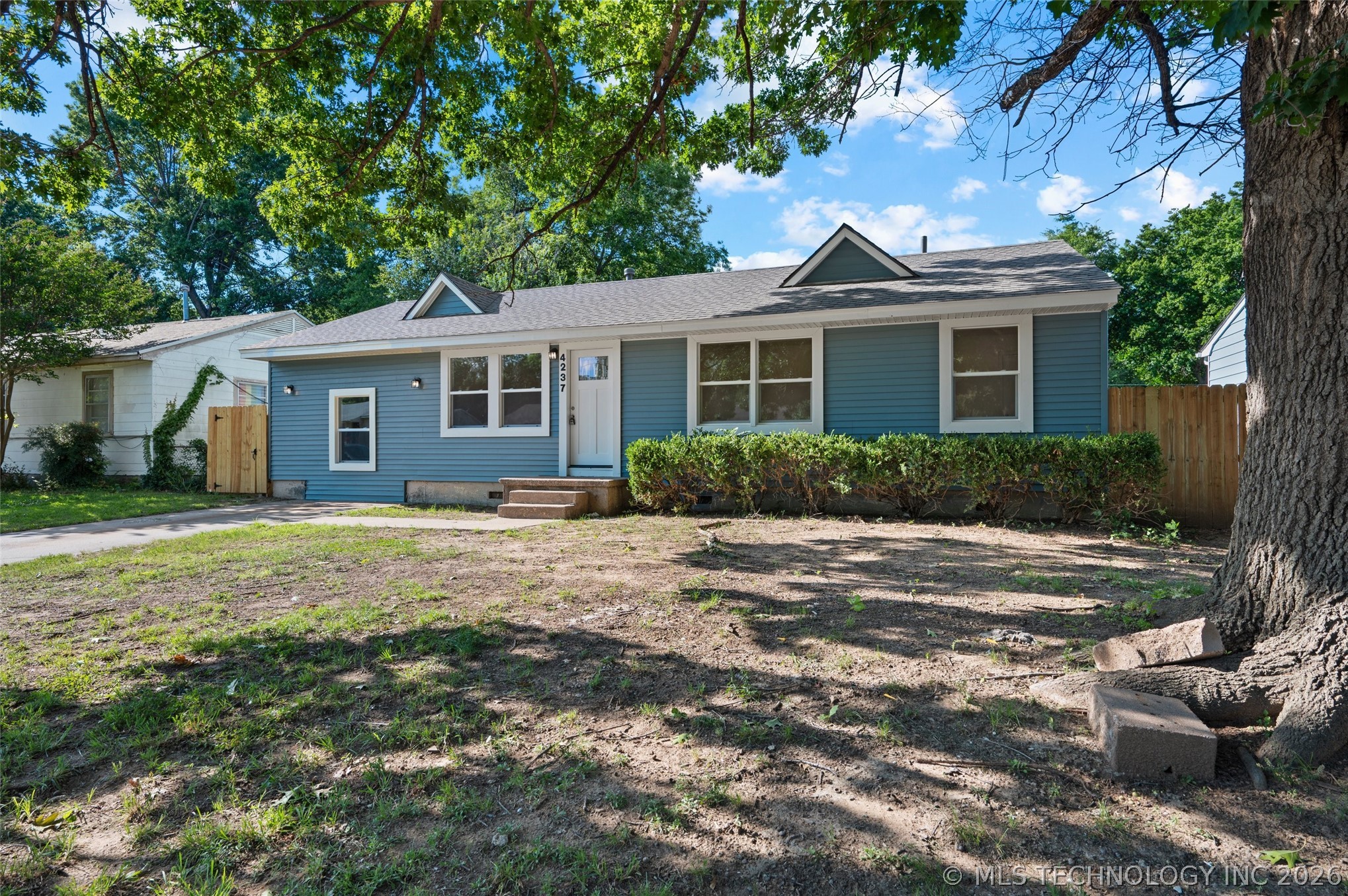 4237 E Young Place Property Photo 3
