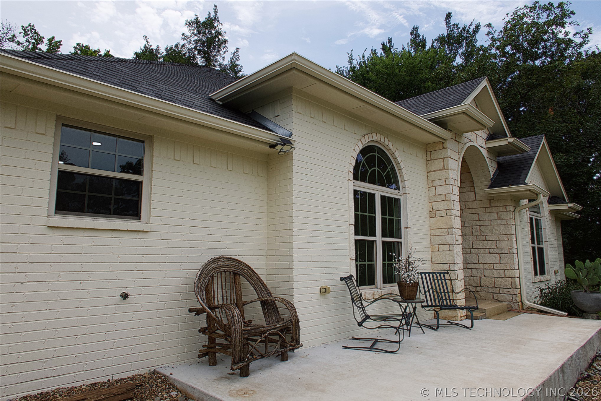 2221 Shirley Property Photo 2