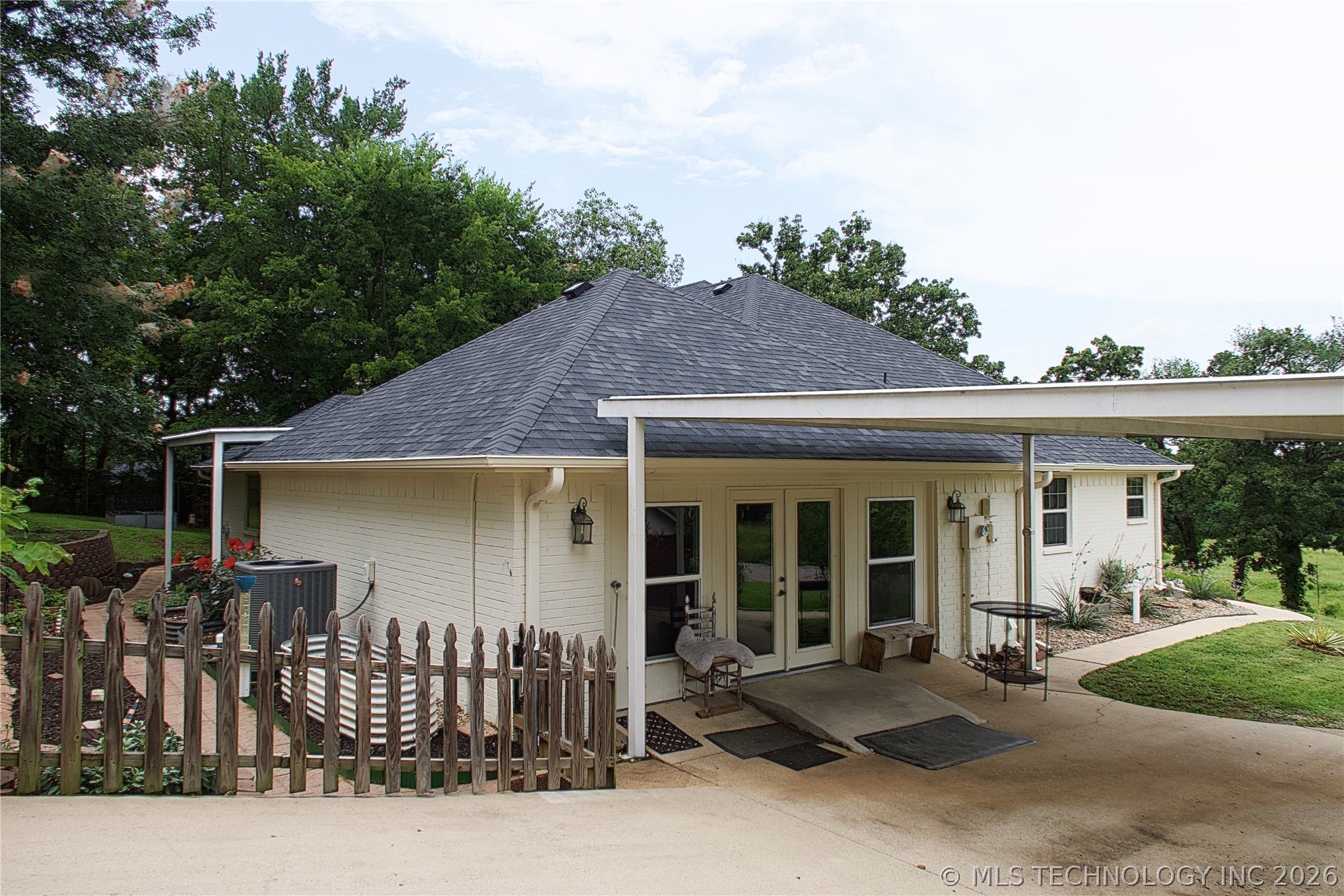 2221 Shirley Property Photo 8