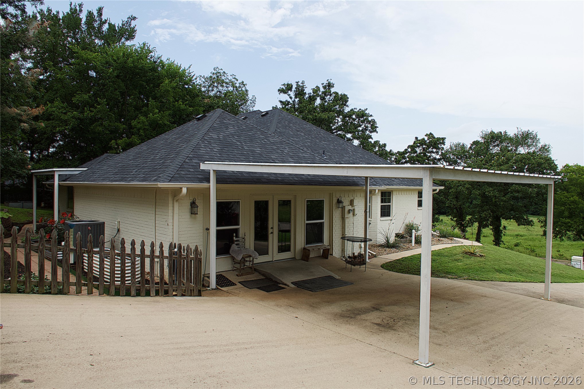 2221 Shirley Property Photo 9