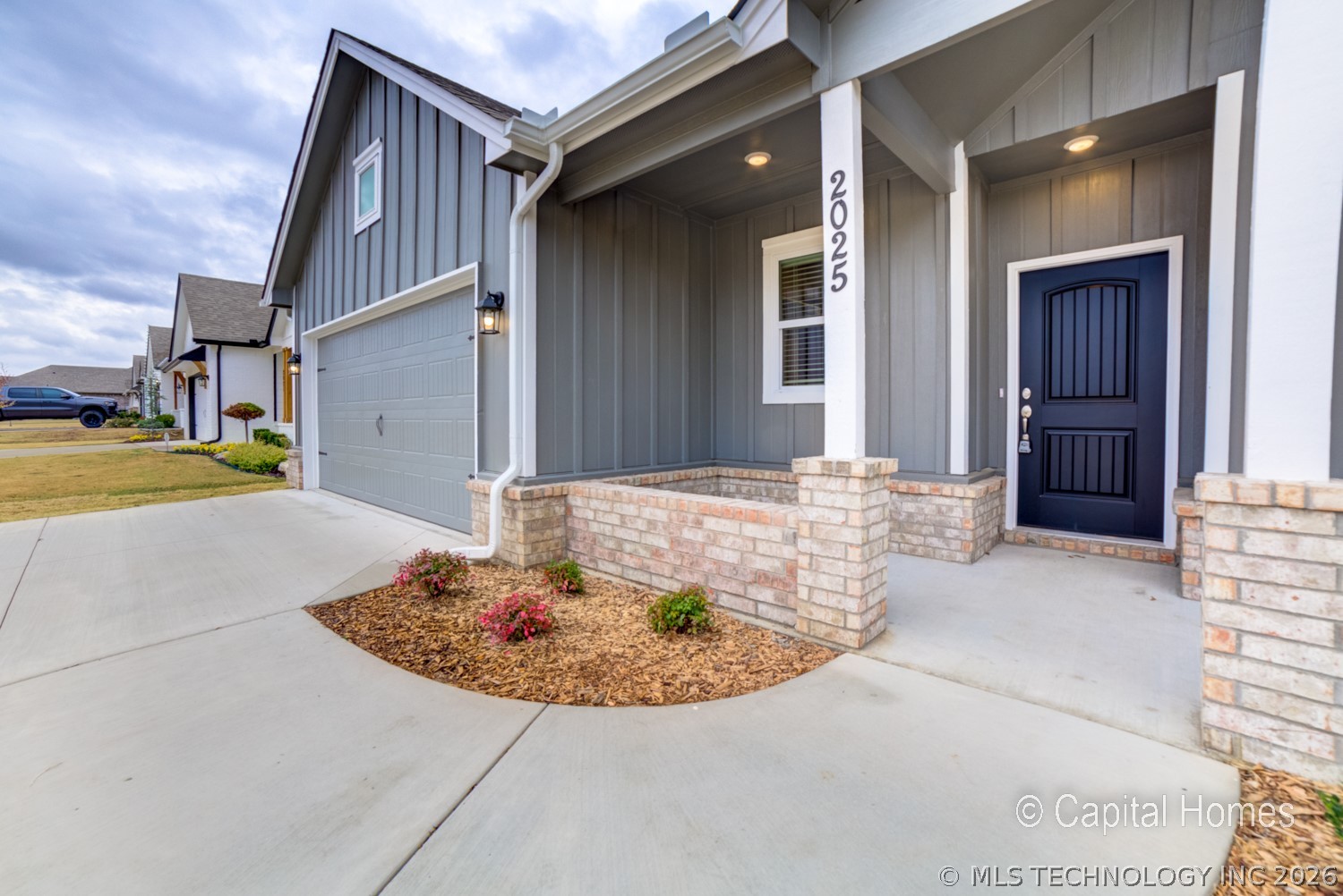 2025 W Huntsville Place Property Photo 2