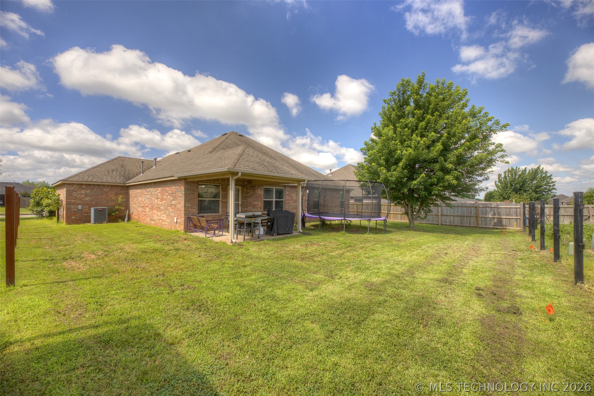 3318 E Fairmont Place Property Photo 28