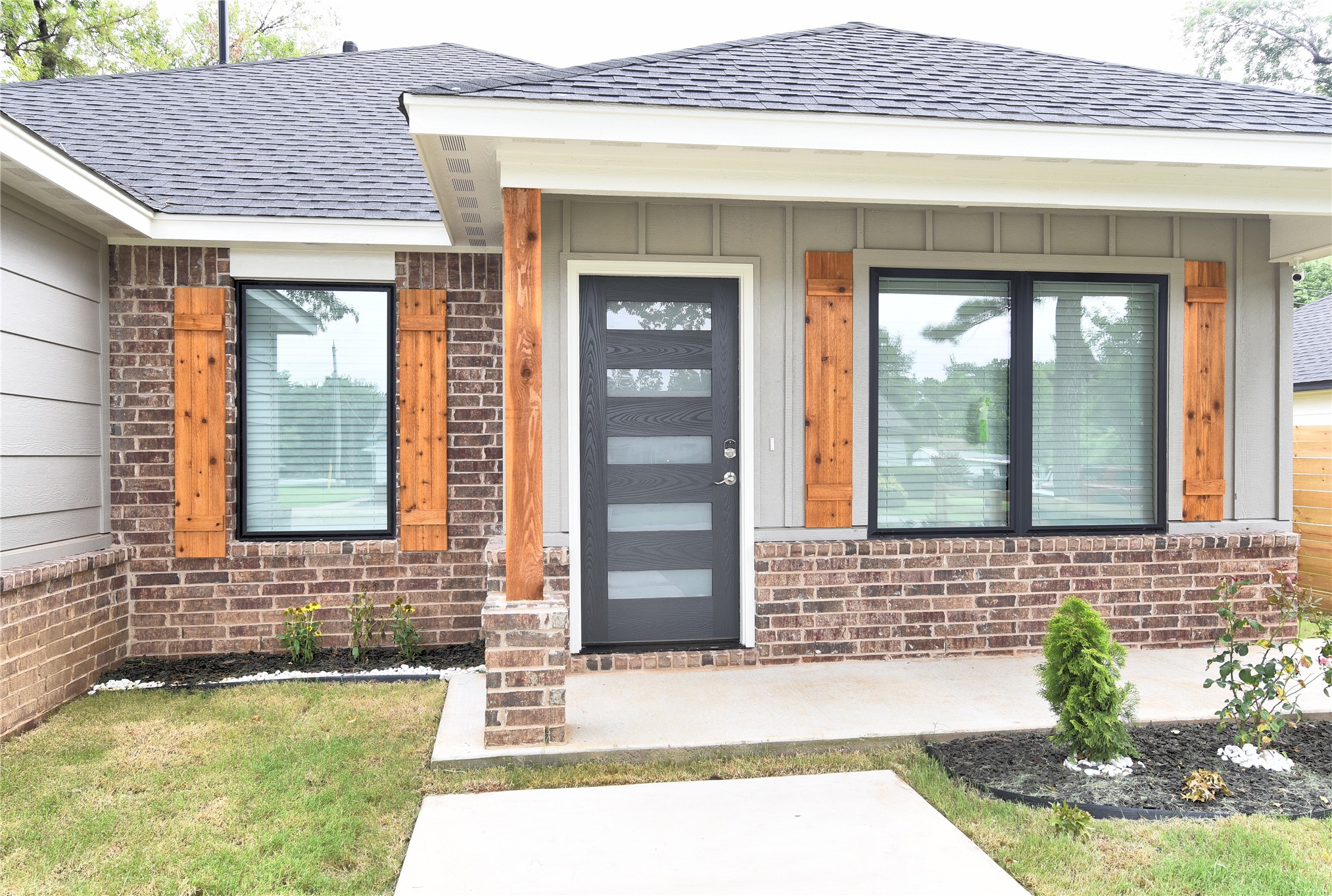217 W 40th Place Property Photo 3