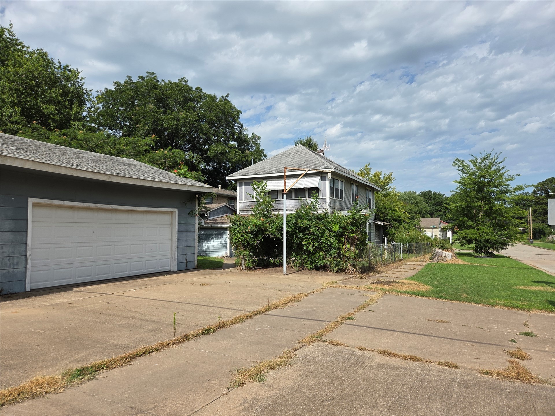 427 S Seneca Avenue Property Photo 1