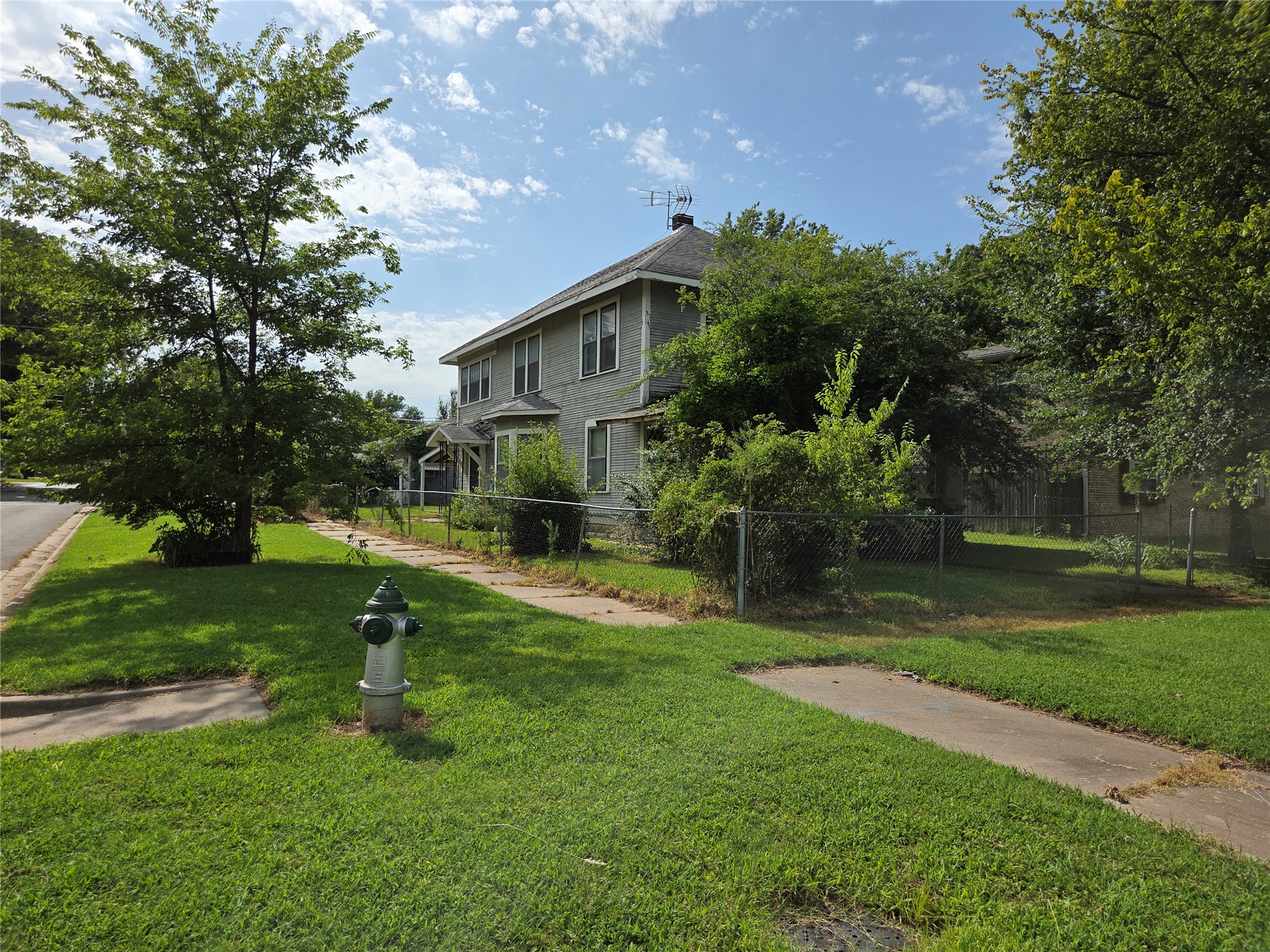 427 S Seneca Avenue Property Photo 1