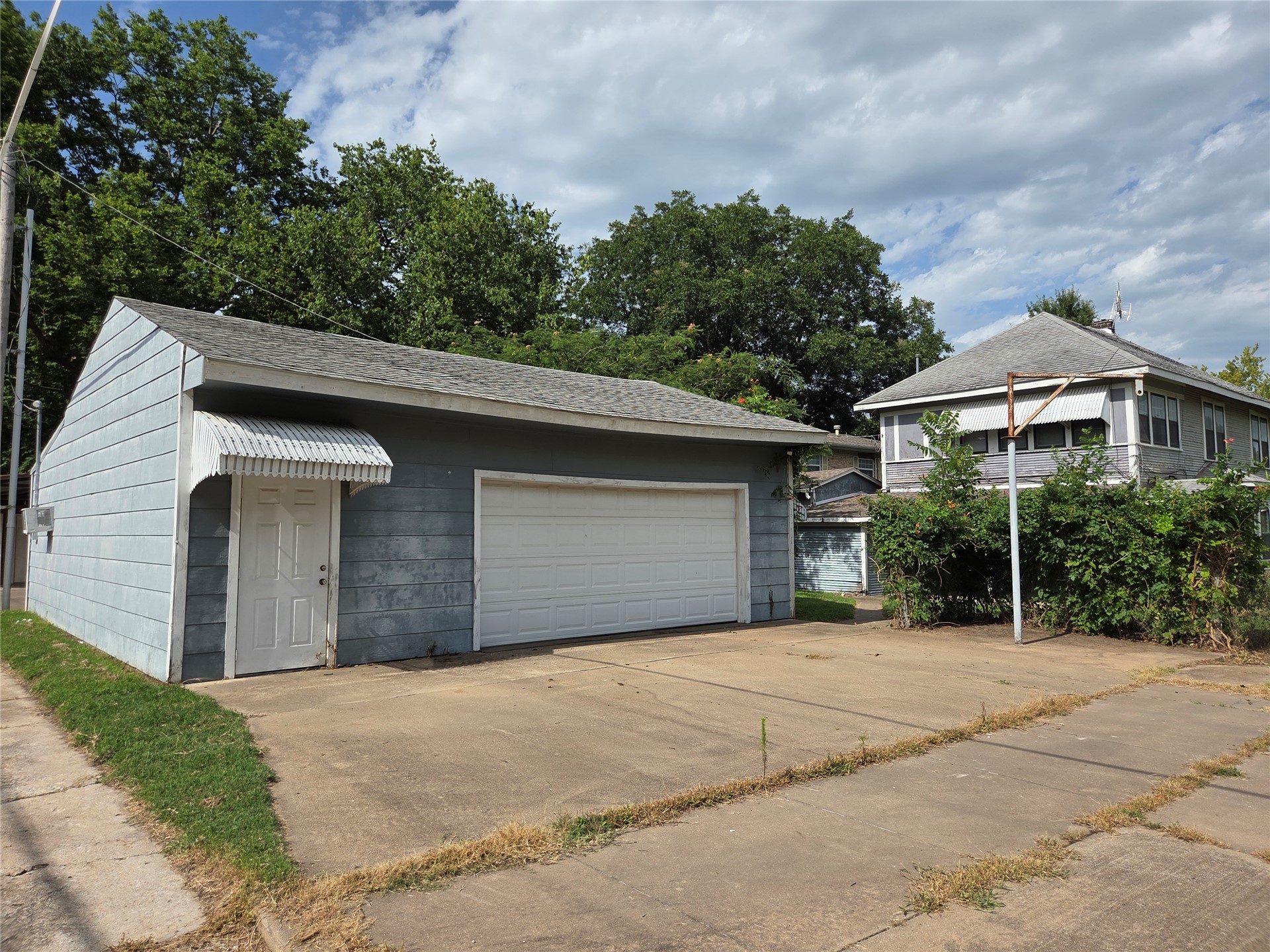 427 S Seneca Avenue Property Photo 6