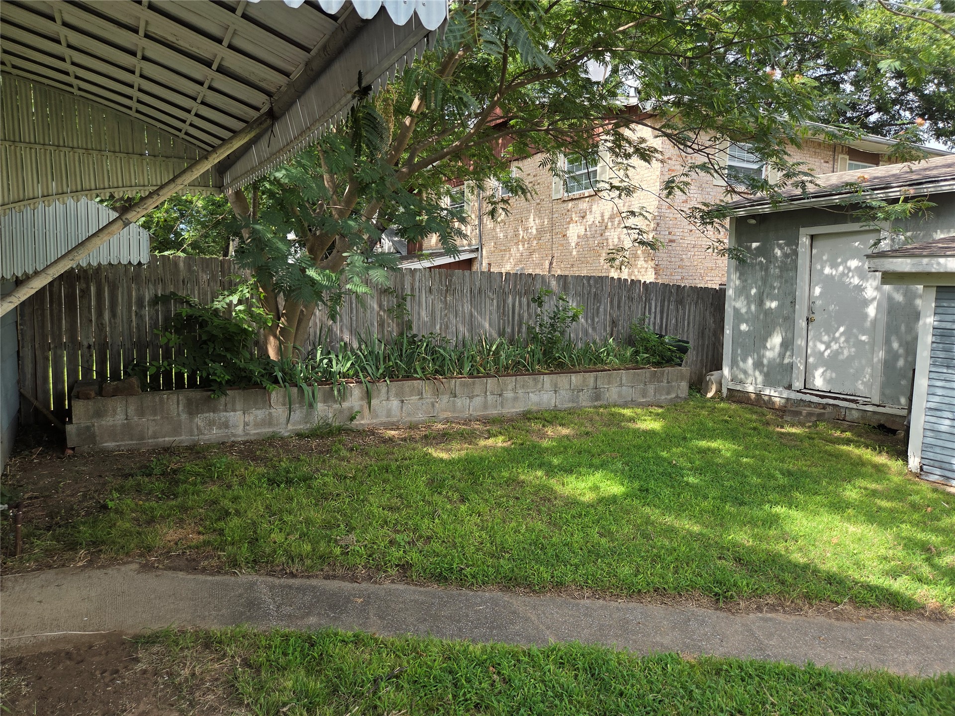427 S Seneca Avenue Property Photo 8