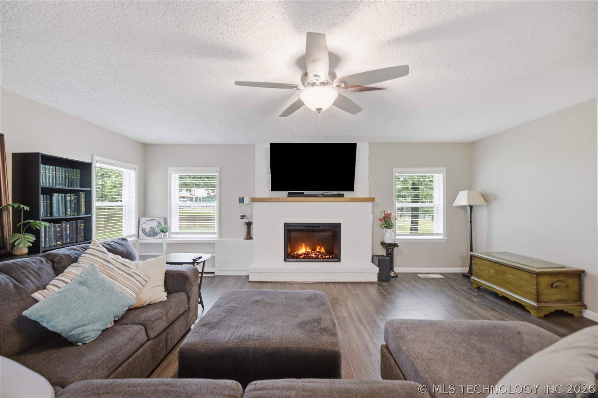 1575 E 565 Road Property Photo 4