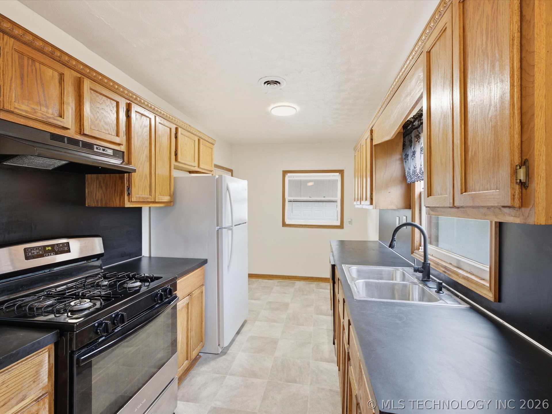 545 E Young Street Property Photo 9