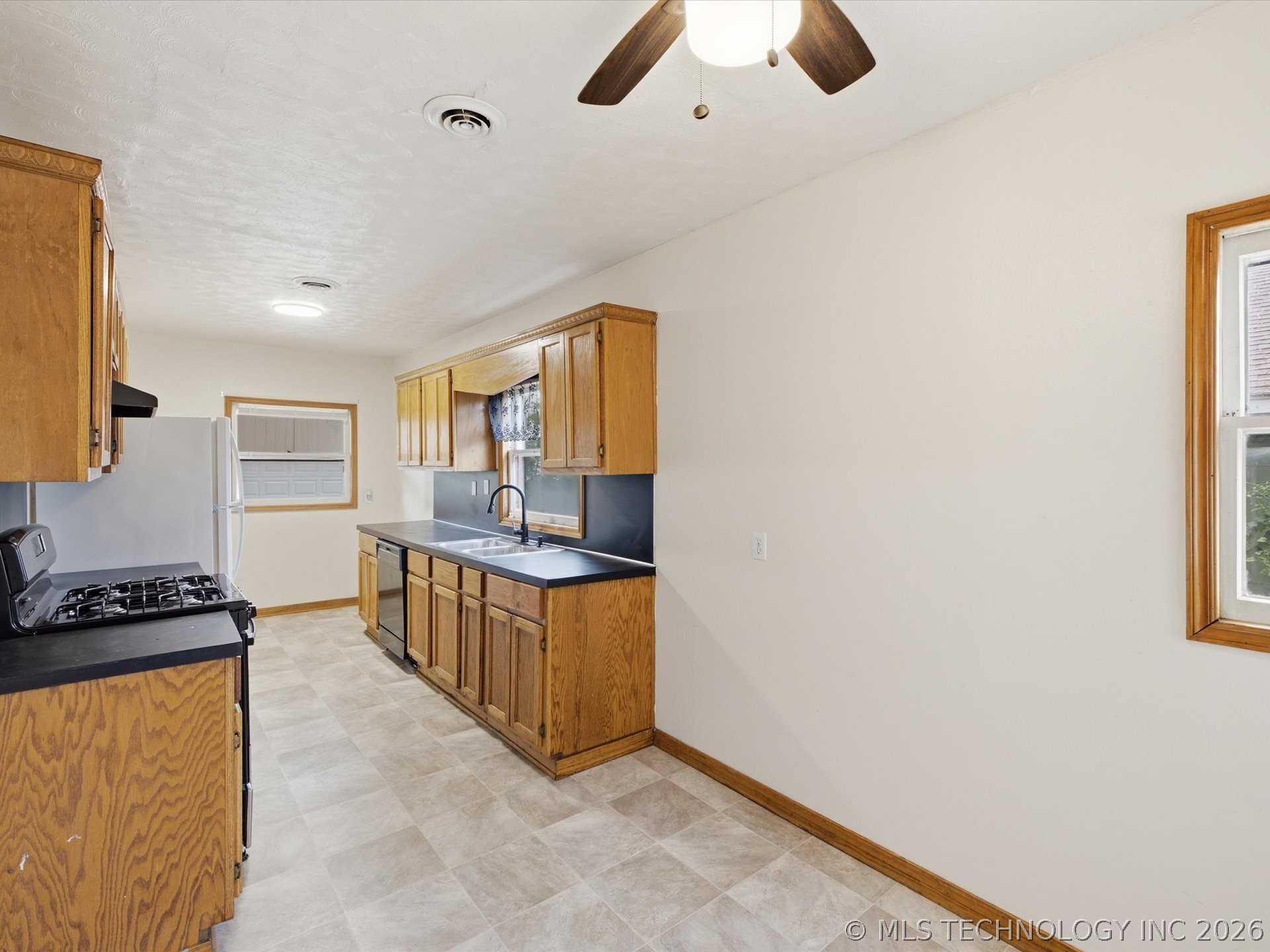 545 E Young Street Property Photo 10
