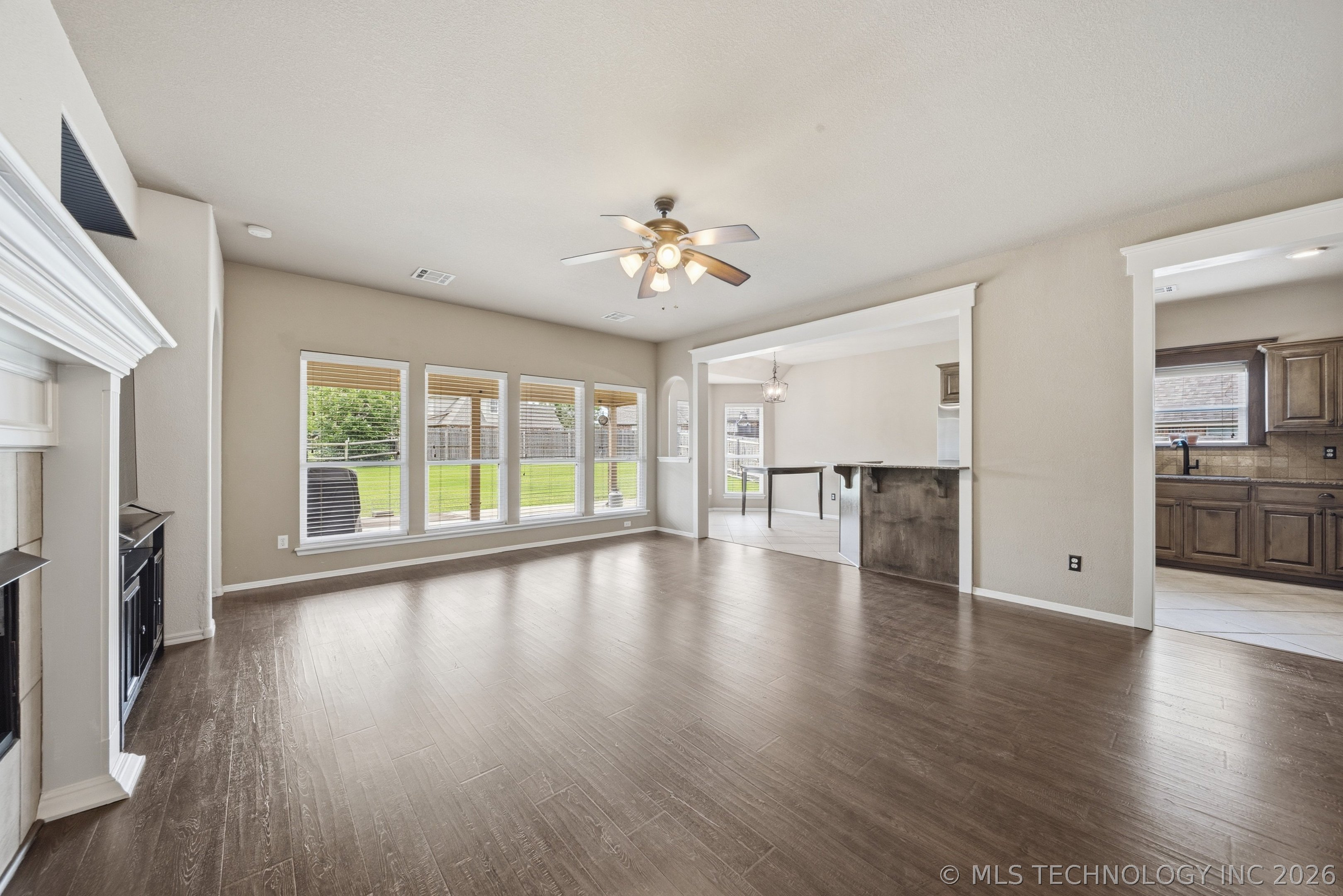 10104 N 142nd Avenue E Property Photo 8