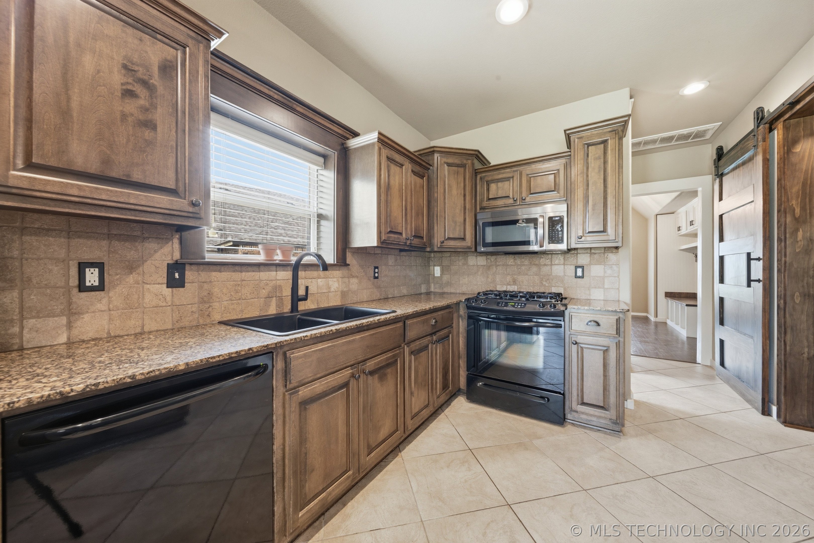10104 N 142nd Avenue E Property Photo 14