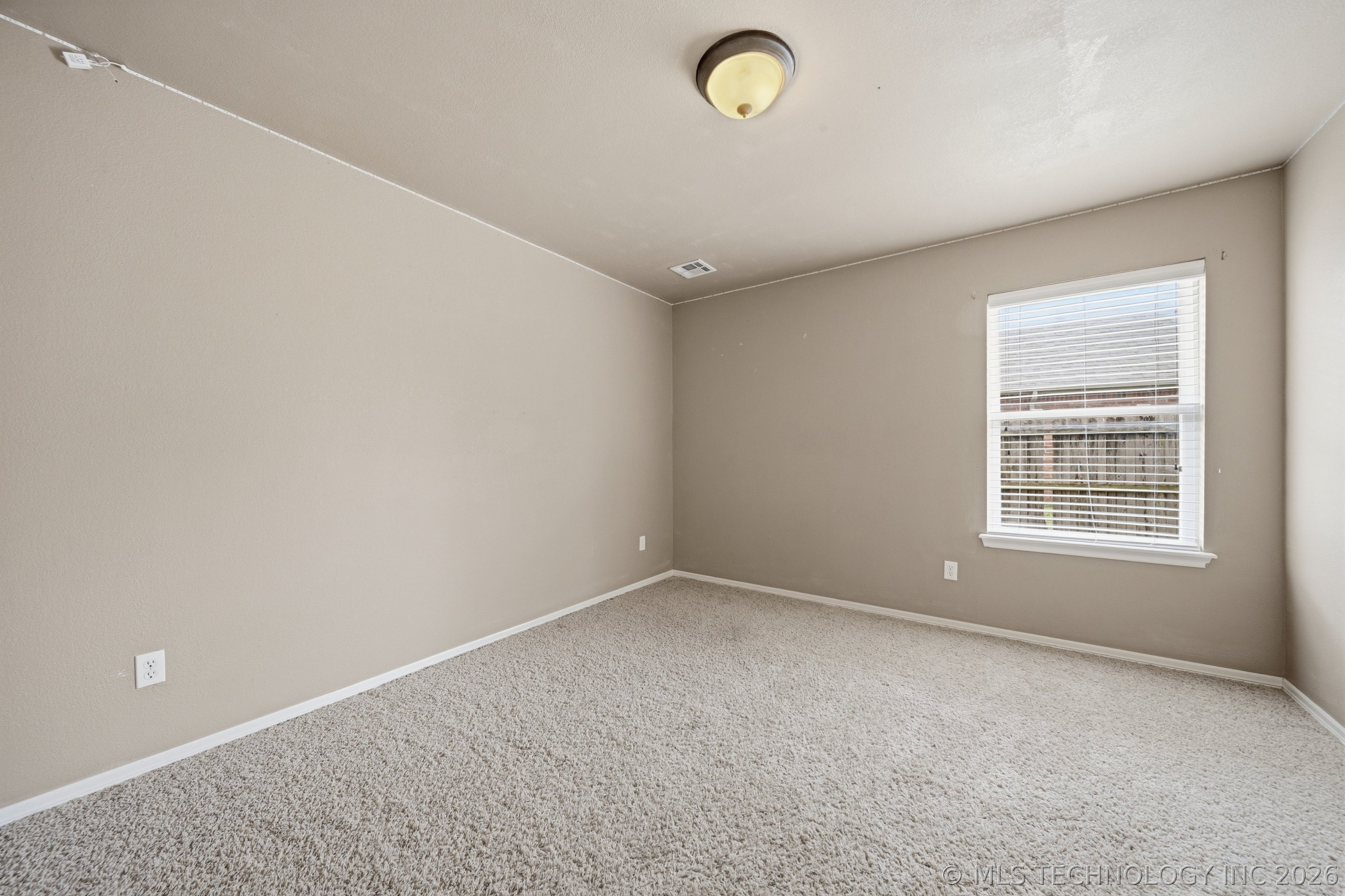 10104 N 142nd Avenue E Property Photo 31