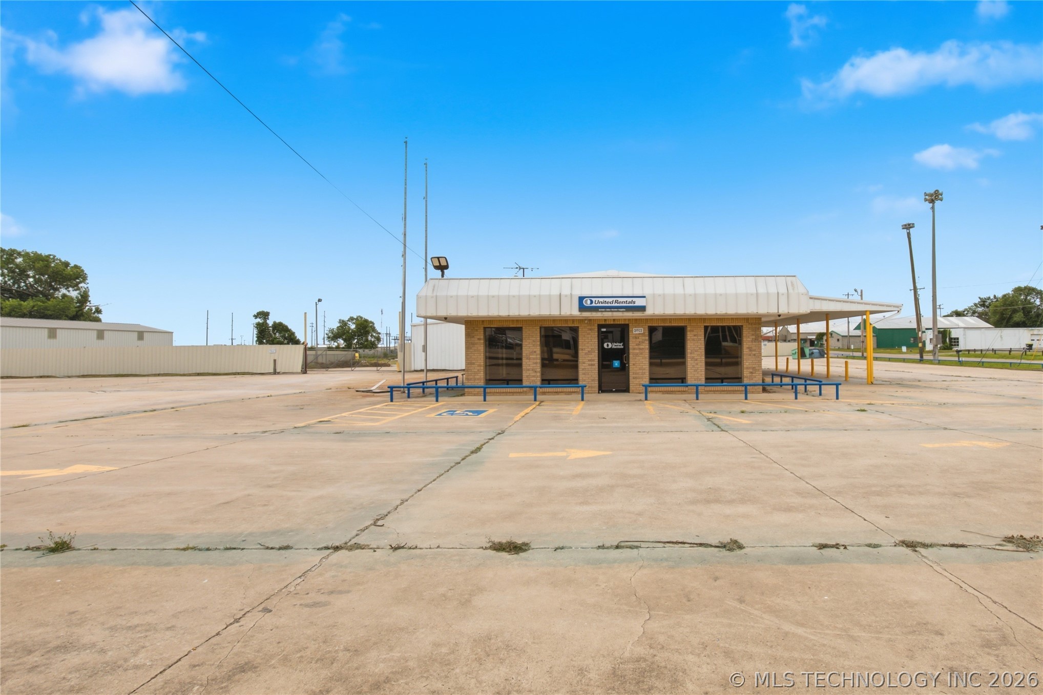 1300 N Broadway Property Photo 1