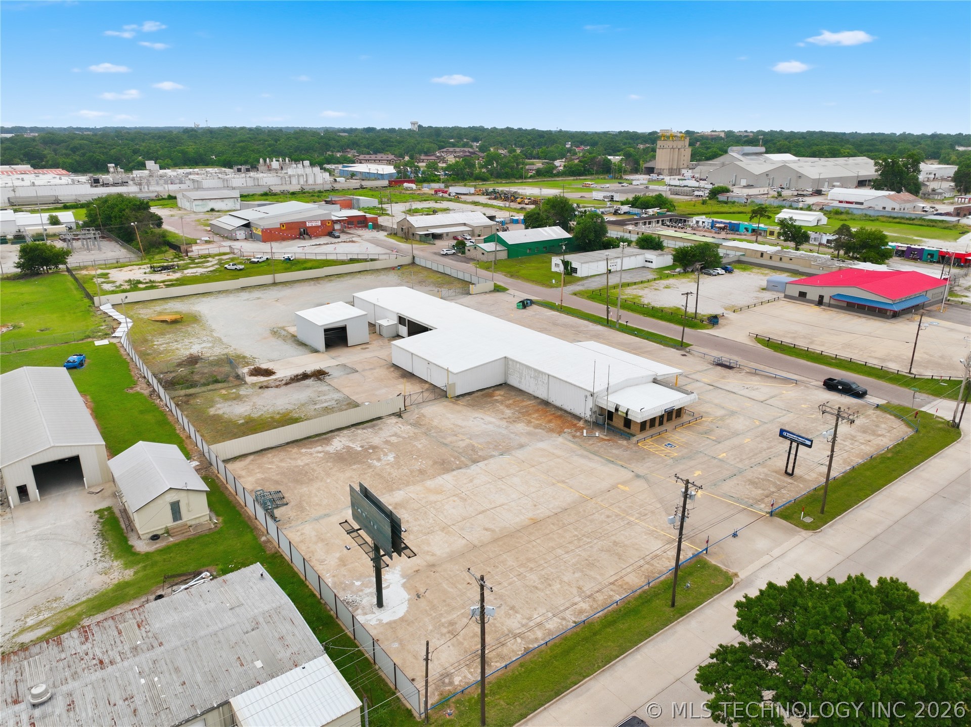 1300 N Broadway Property Photo 18