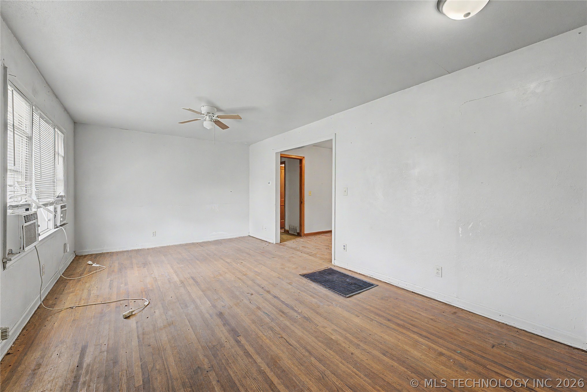 6934 E Marshall Street Property Photo 3
