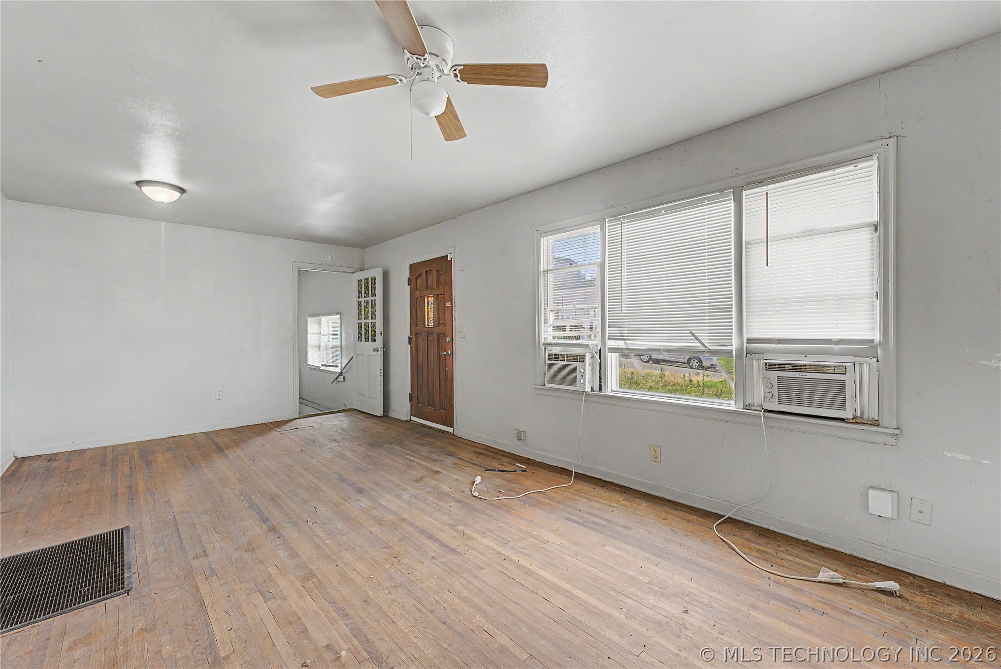 6934 E Marshall Street Property Photo 4
