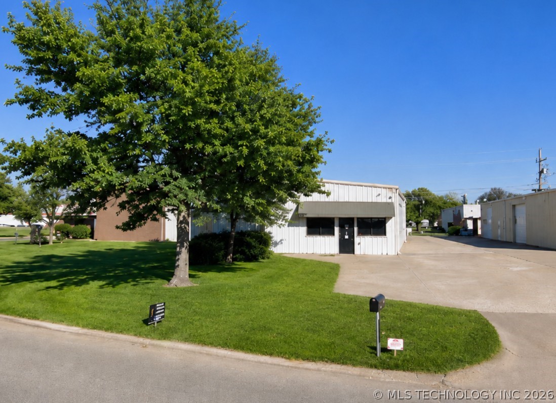 822 W Elgin Street Property Photo 3