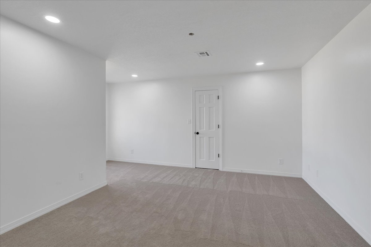 11016 S Jamestown Avenue Property Photo 34