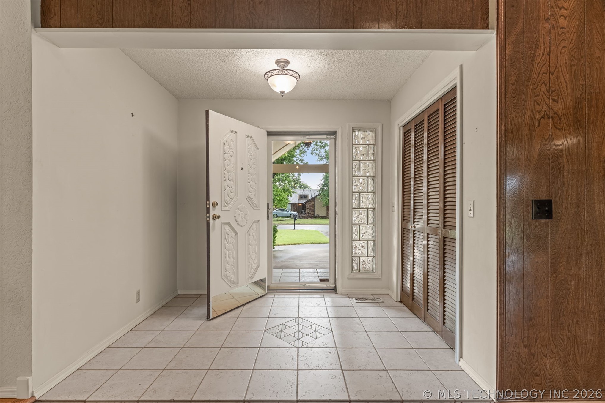 4801 S Birch Avenue Property Photo 4