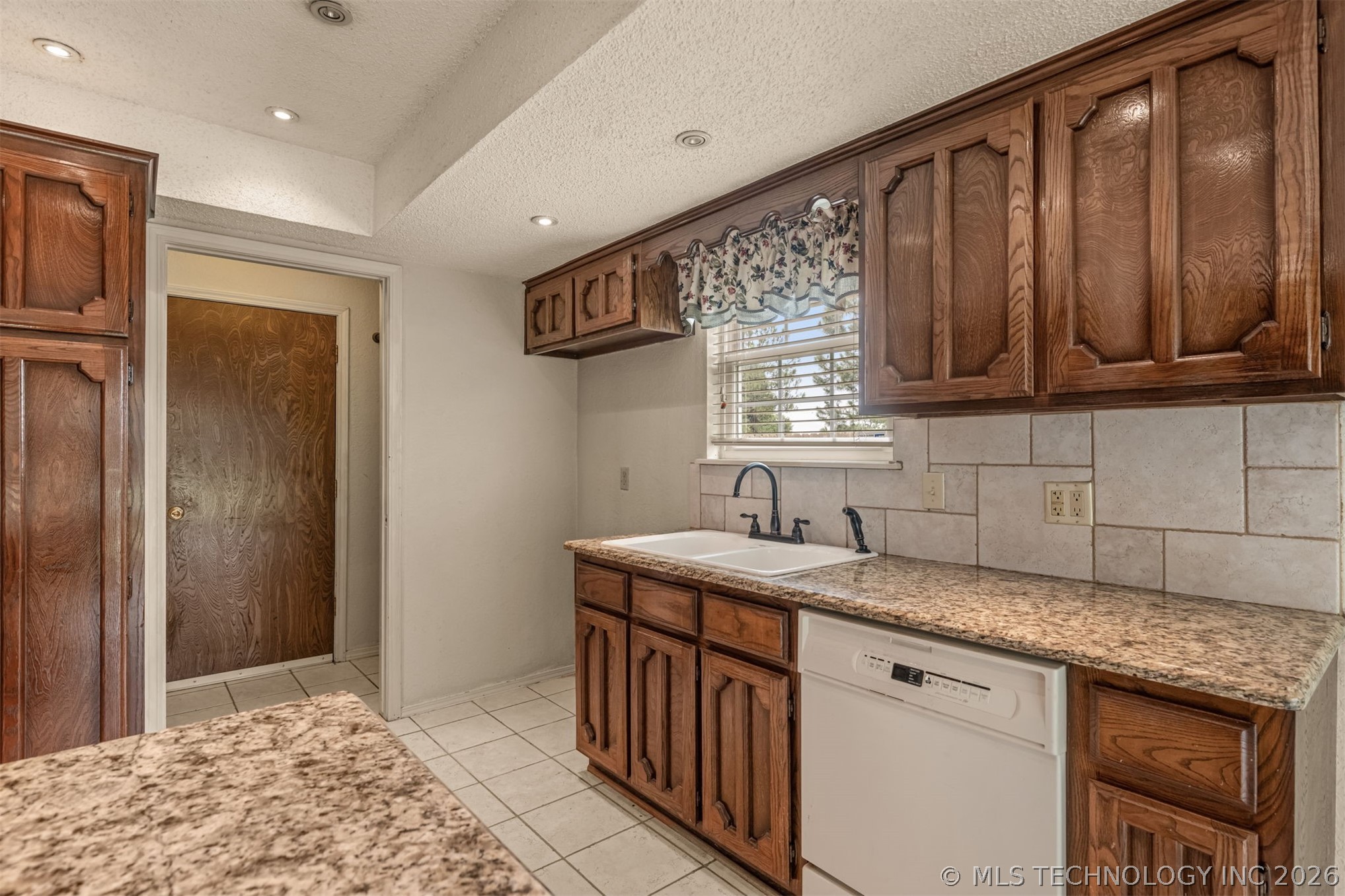 4801 S Birch Avenue Property Photo 12
