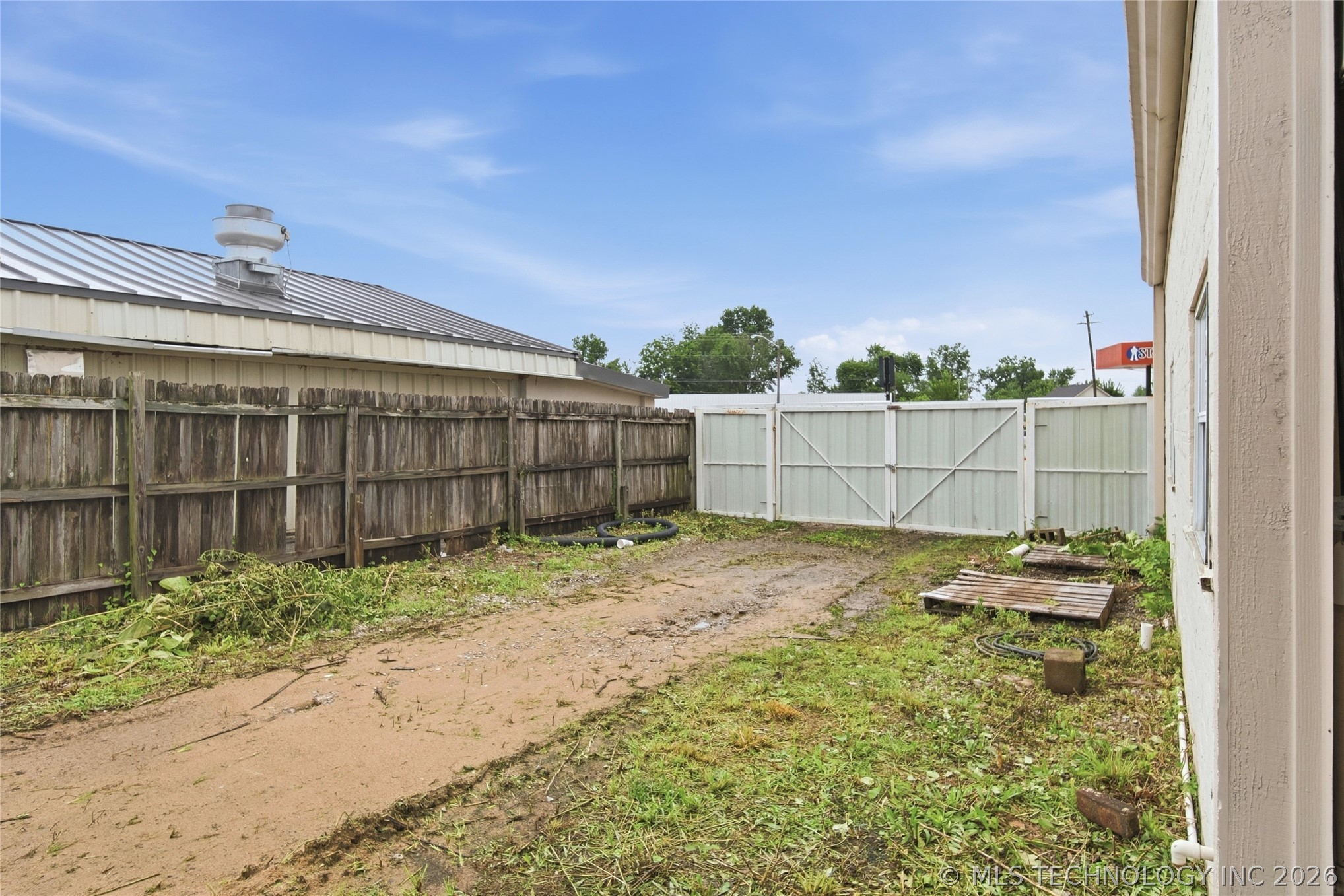 514 E Will Rogers Boulevard Property Photo 23