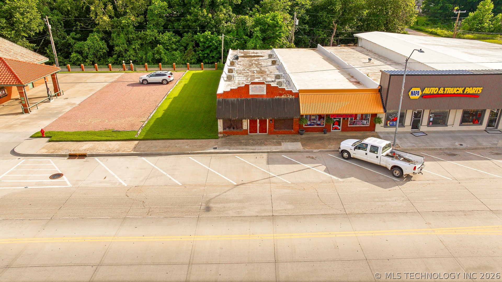 110 E Main Property Photo 5