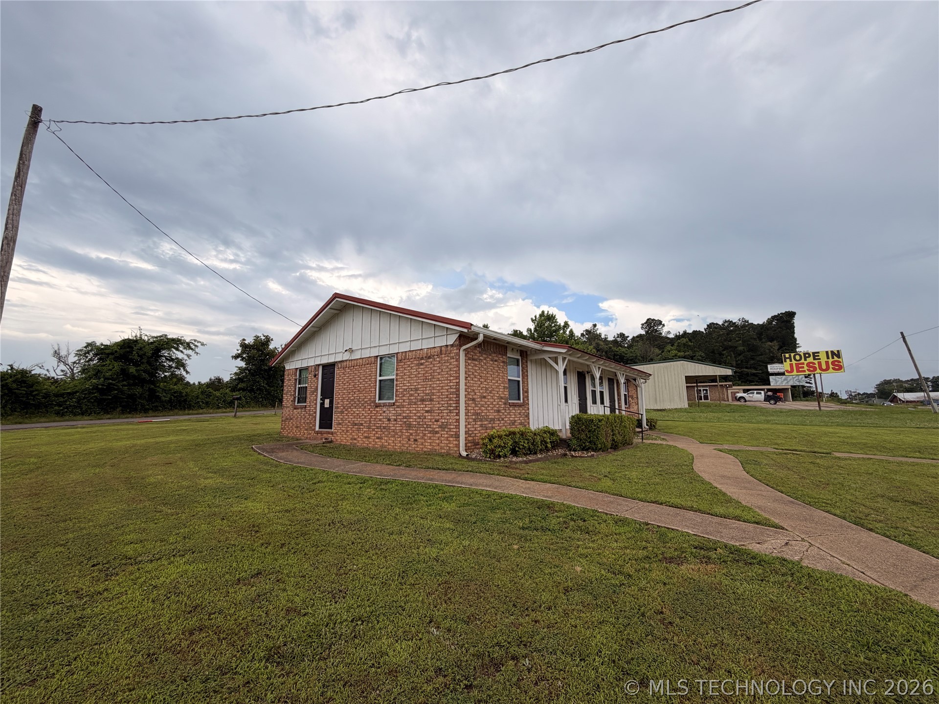 902 Ne Lincoln Property Photo 3