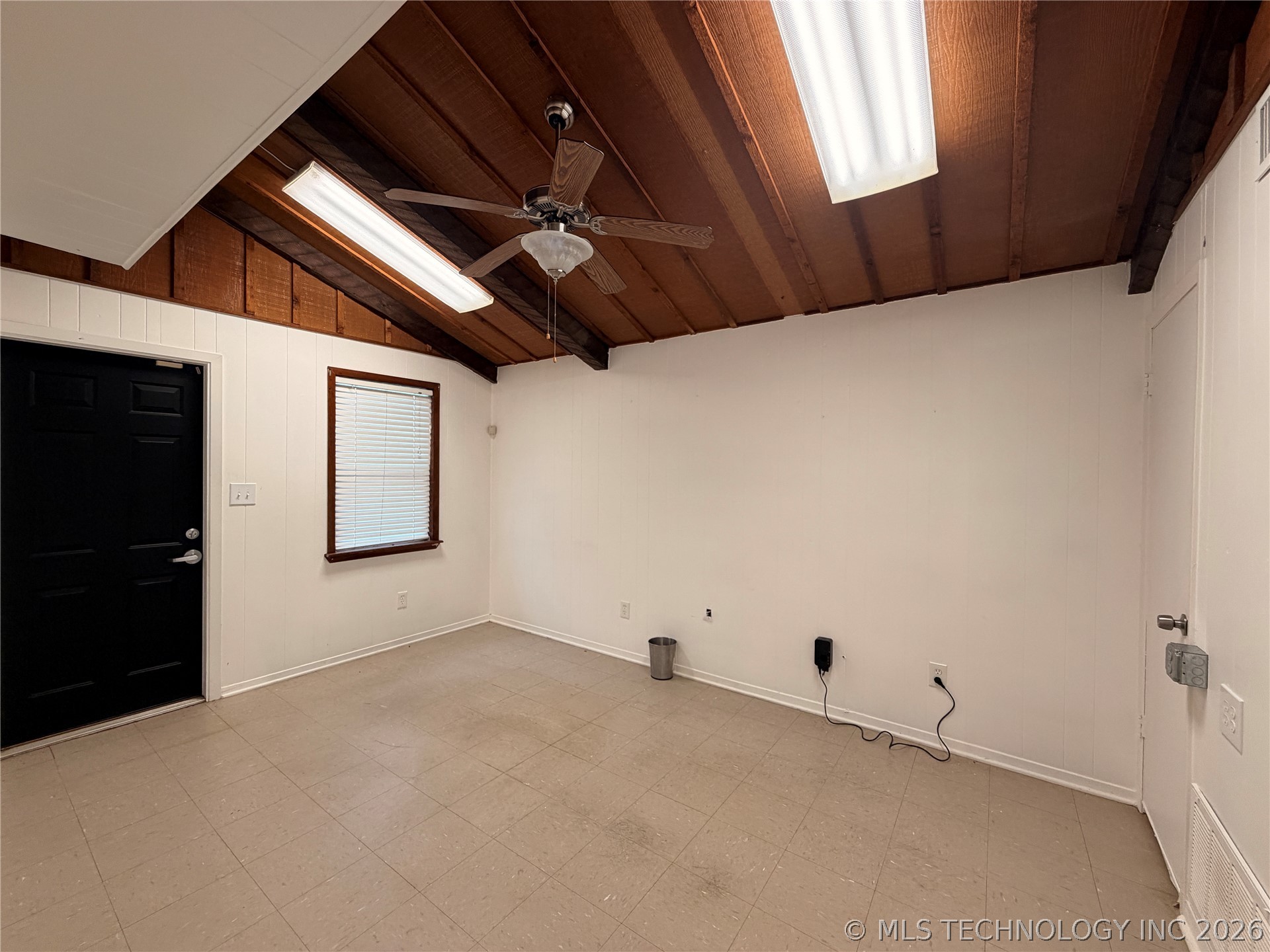 902 Ne Lincoln Property Photo 12