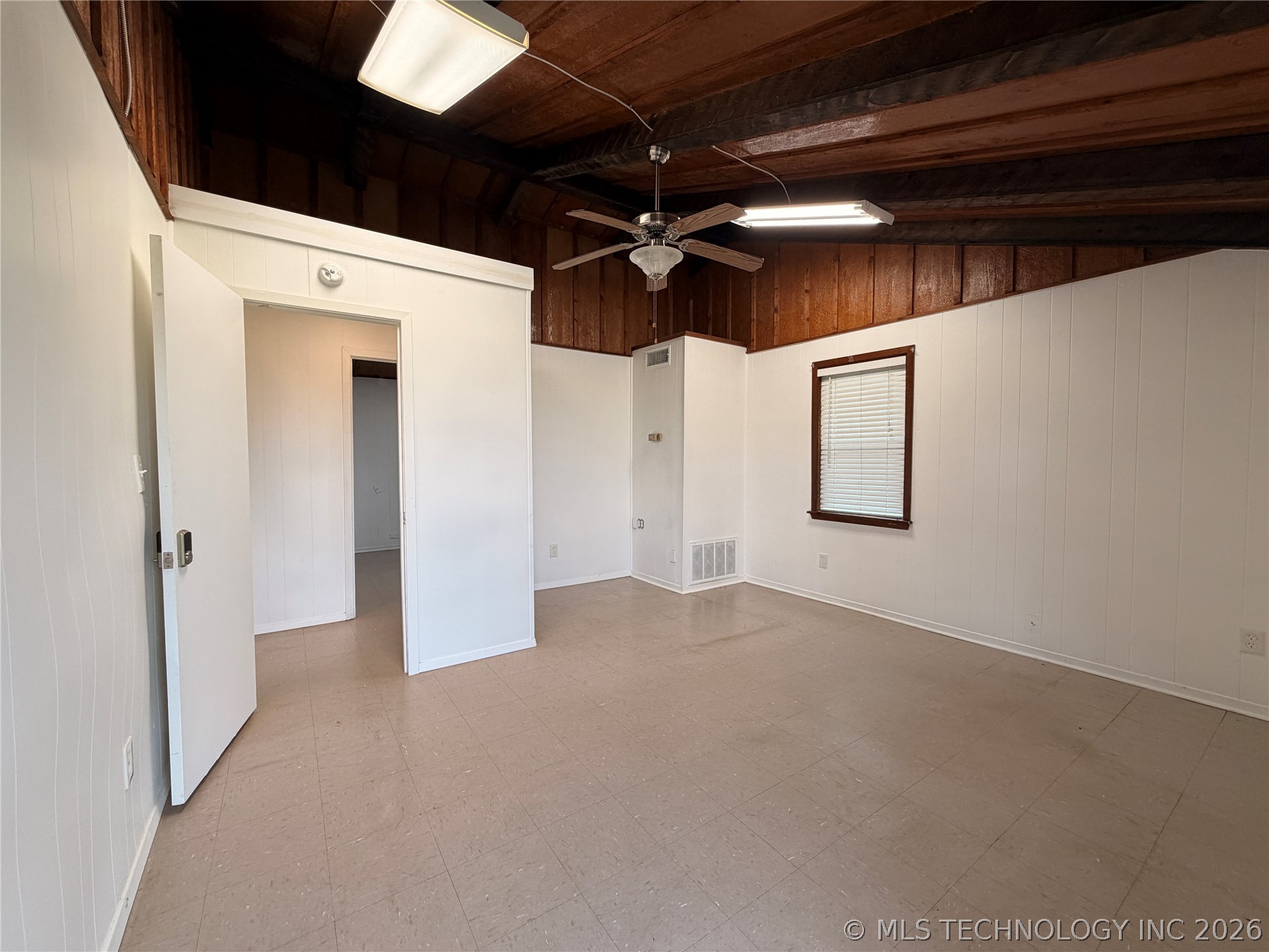 902 Ne Lincoln Property Photo 14