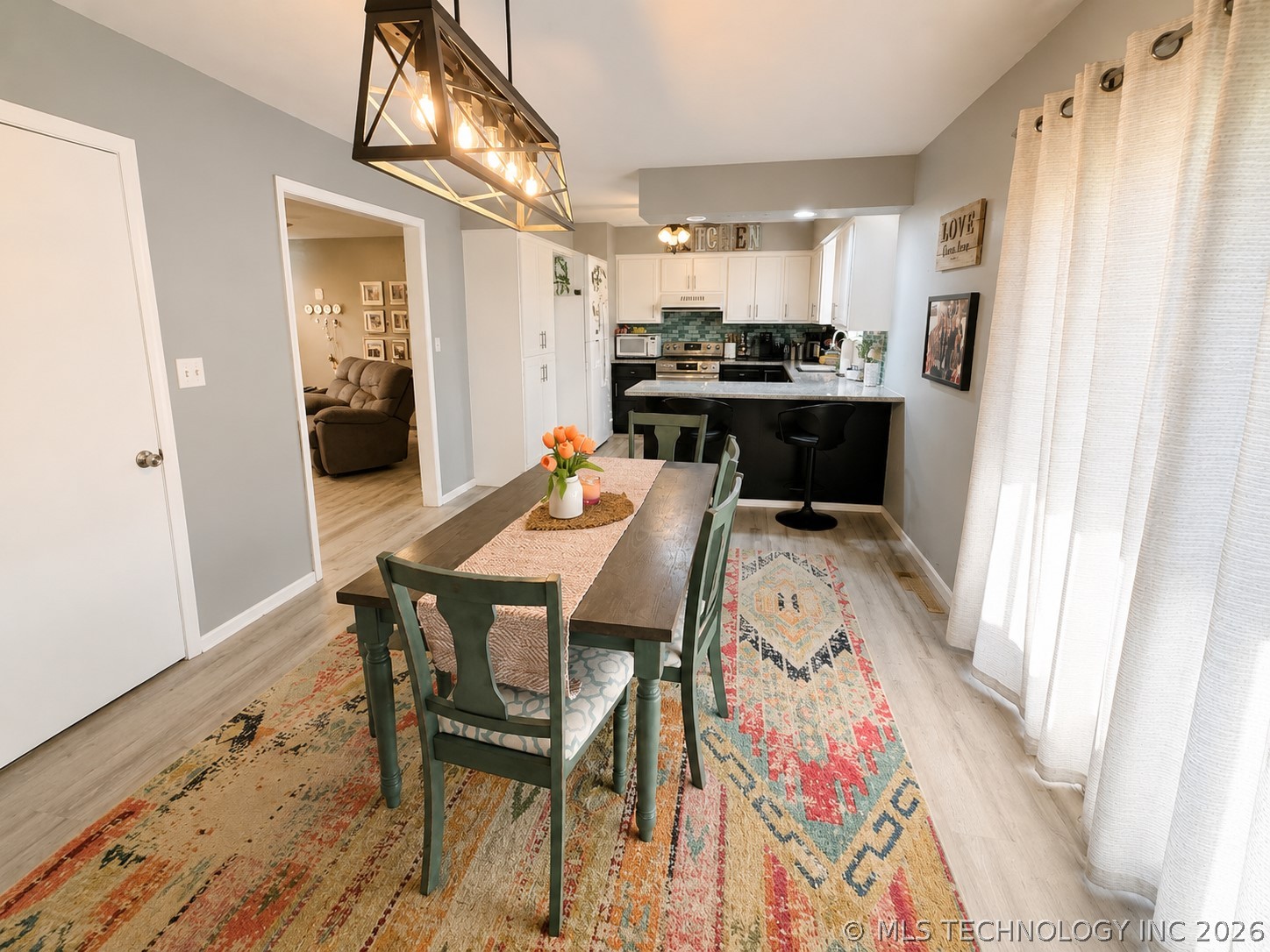1425 Hargrove Property Photo 3
