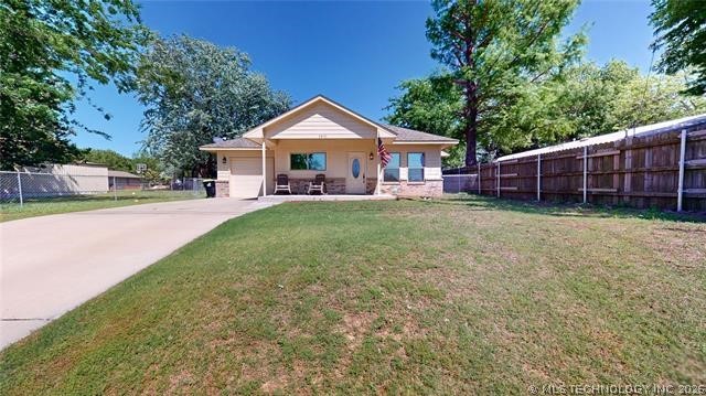1831 E Oak Hills Property Photo 1