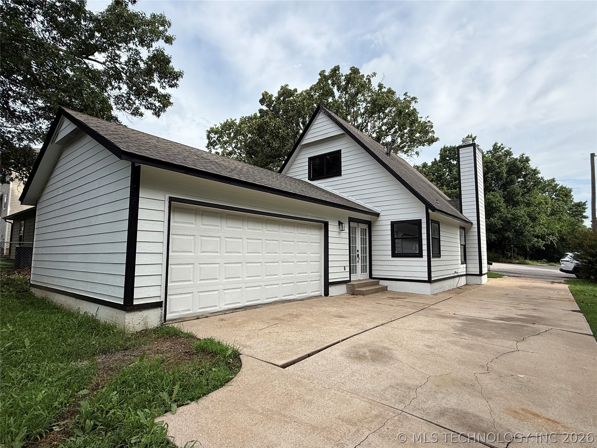 338 E 40th Street Property Photo 3