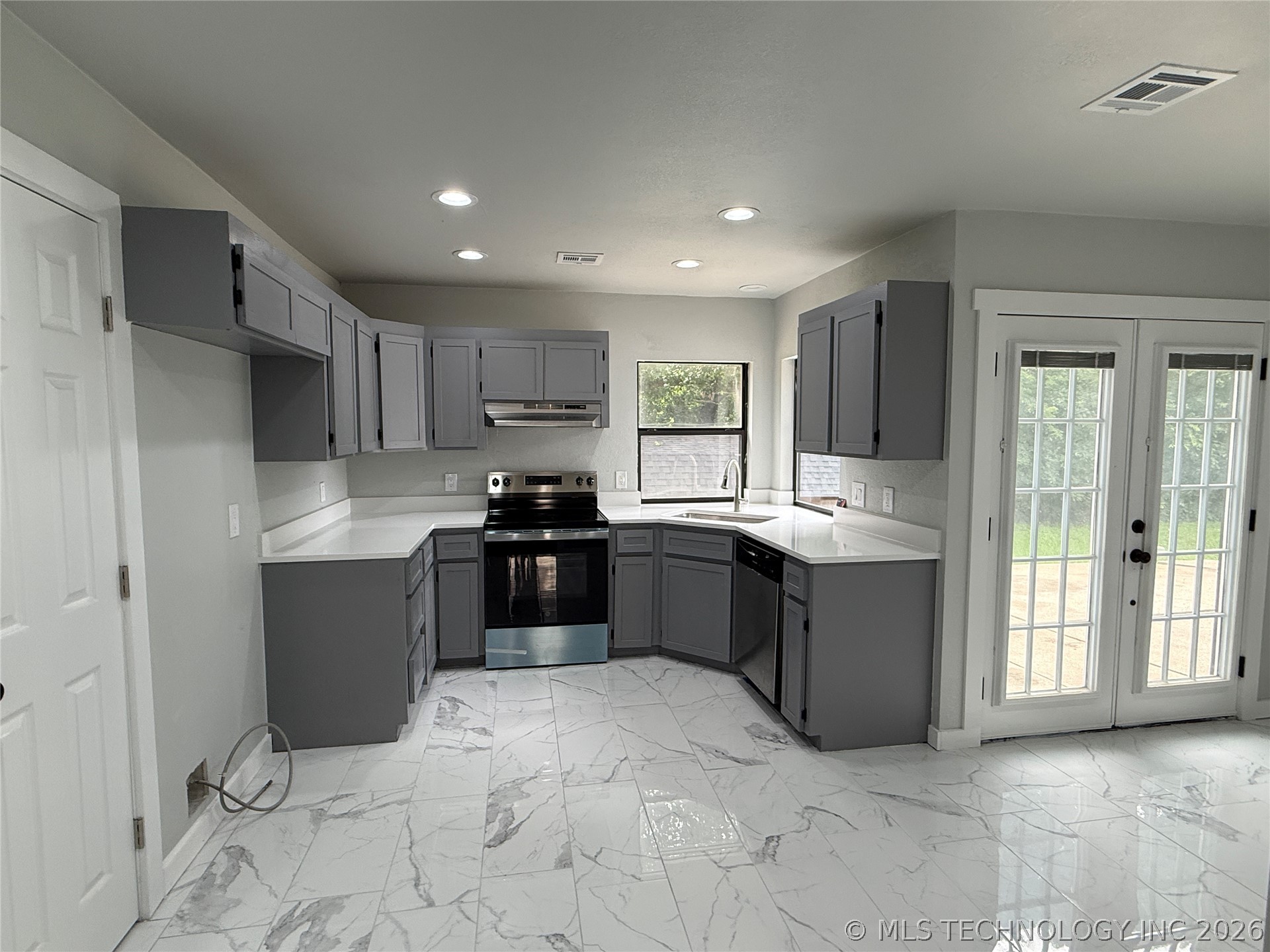 338 E 40th Street Property Photo 6
