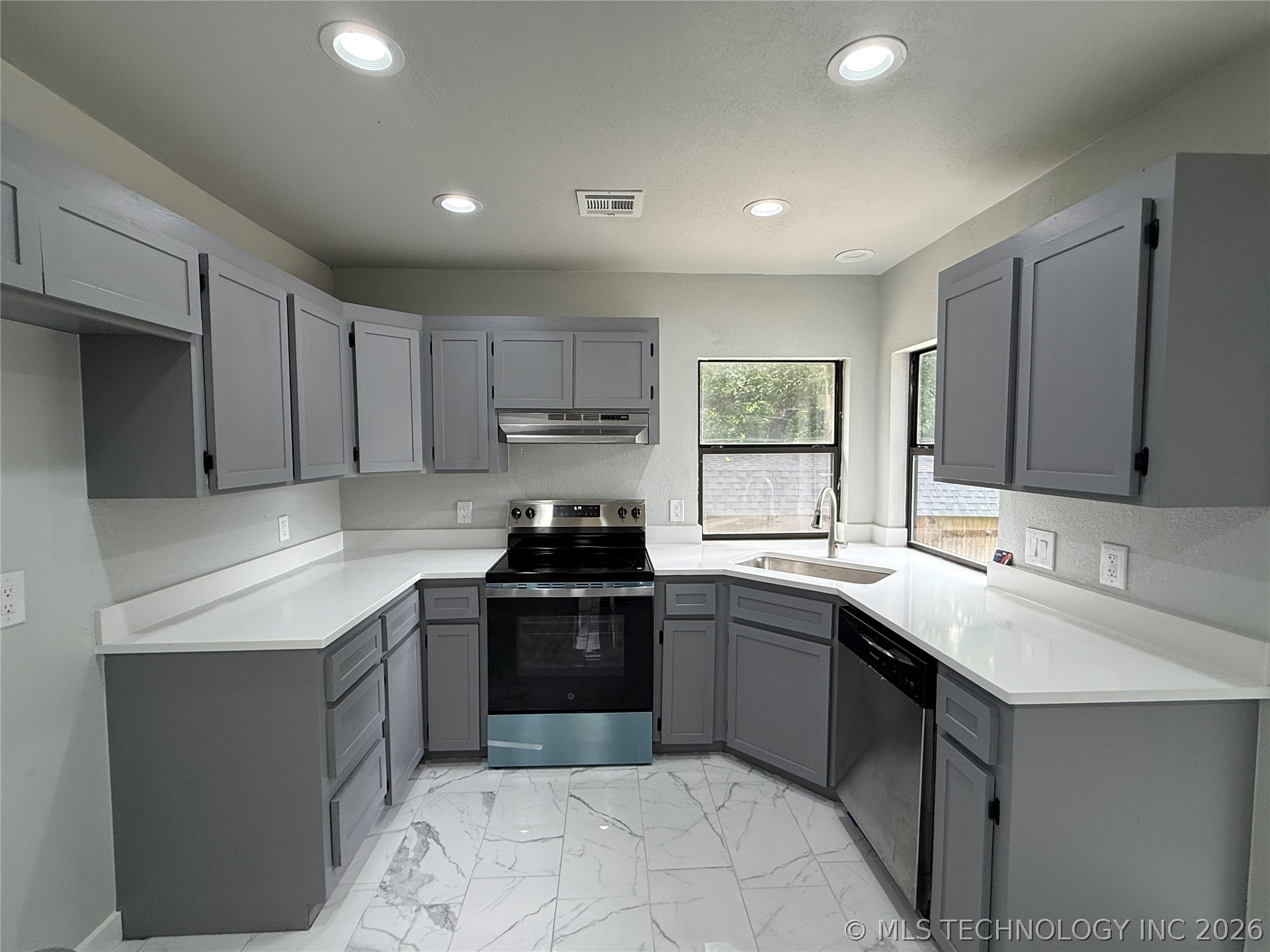 338 E 40th Street Property Photo 7