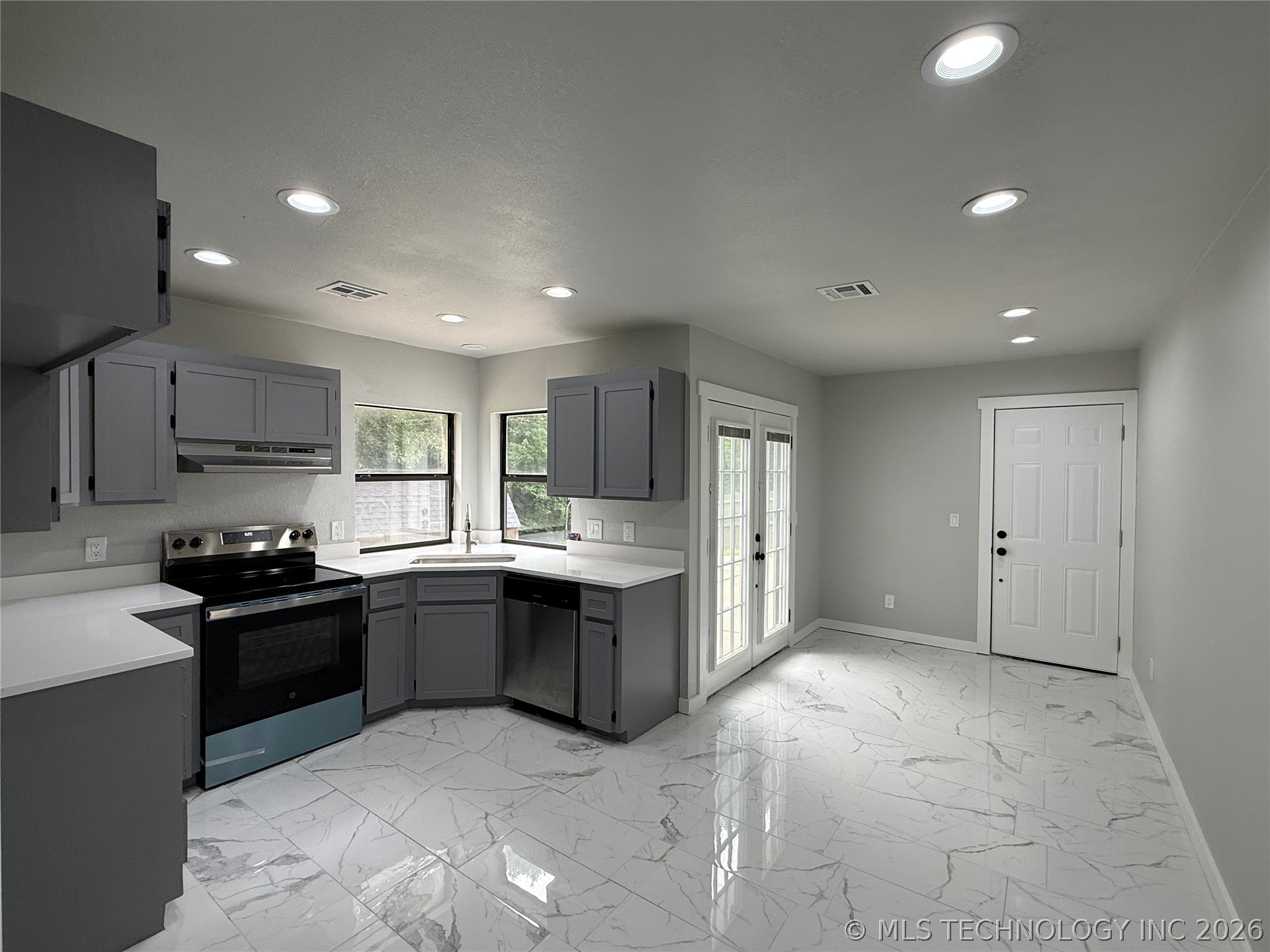 338 E 40th Street Property Photo 8