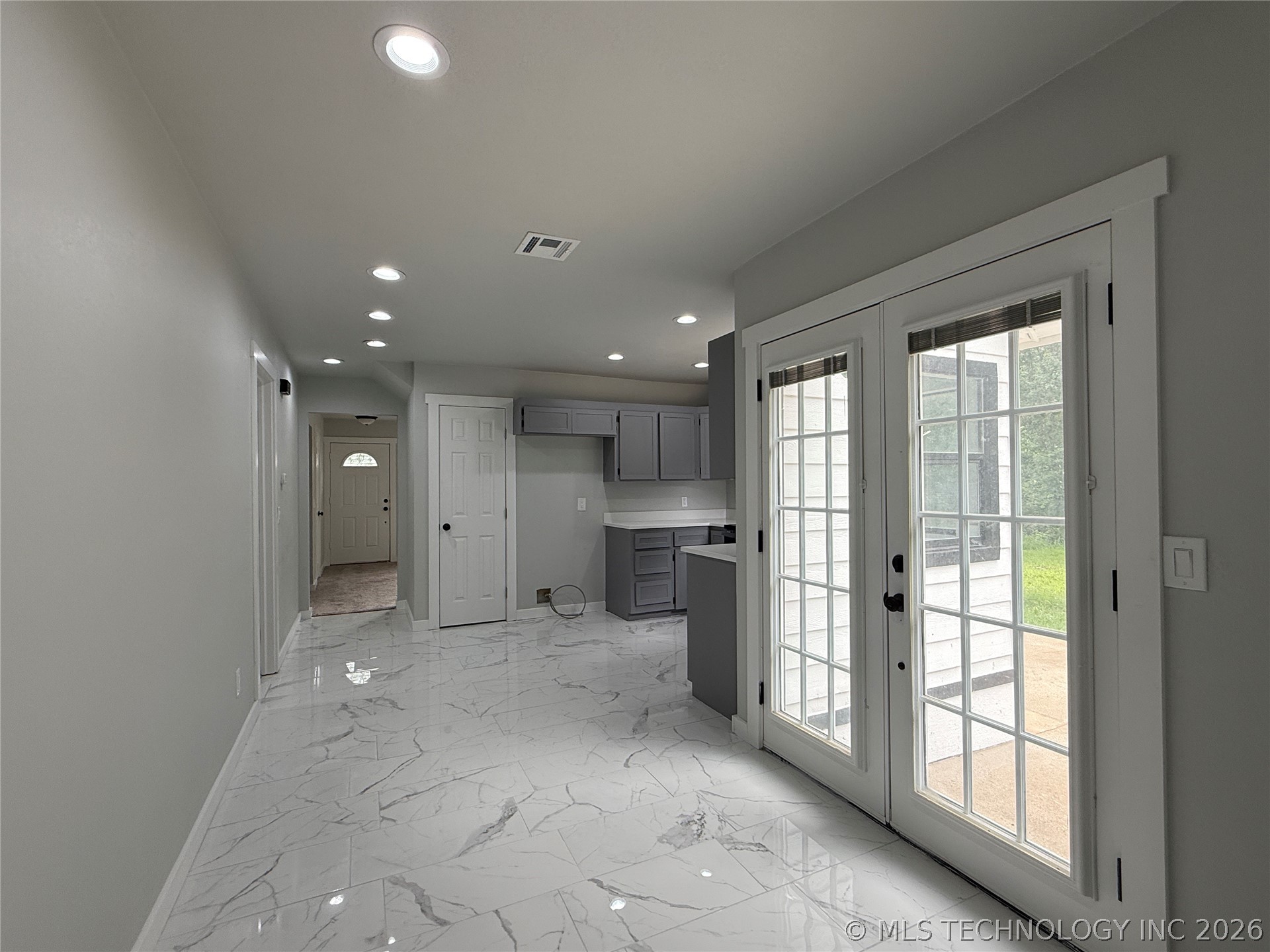 338 E 40th Street Property Photo 9