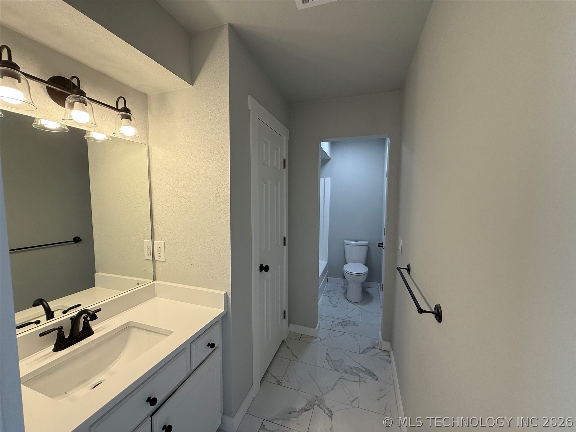 338 E 40th Street Property Photo 12