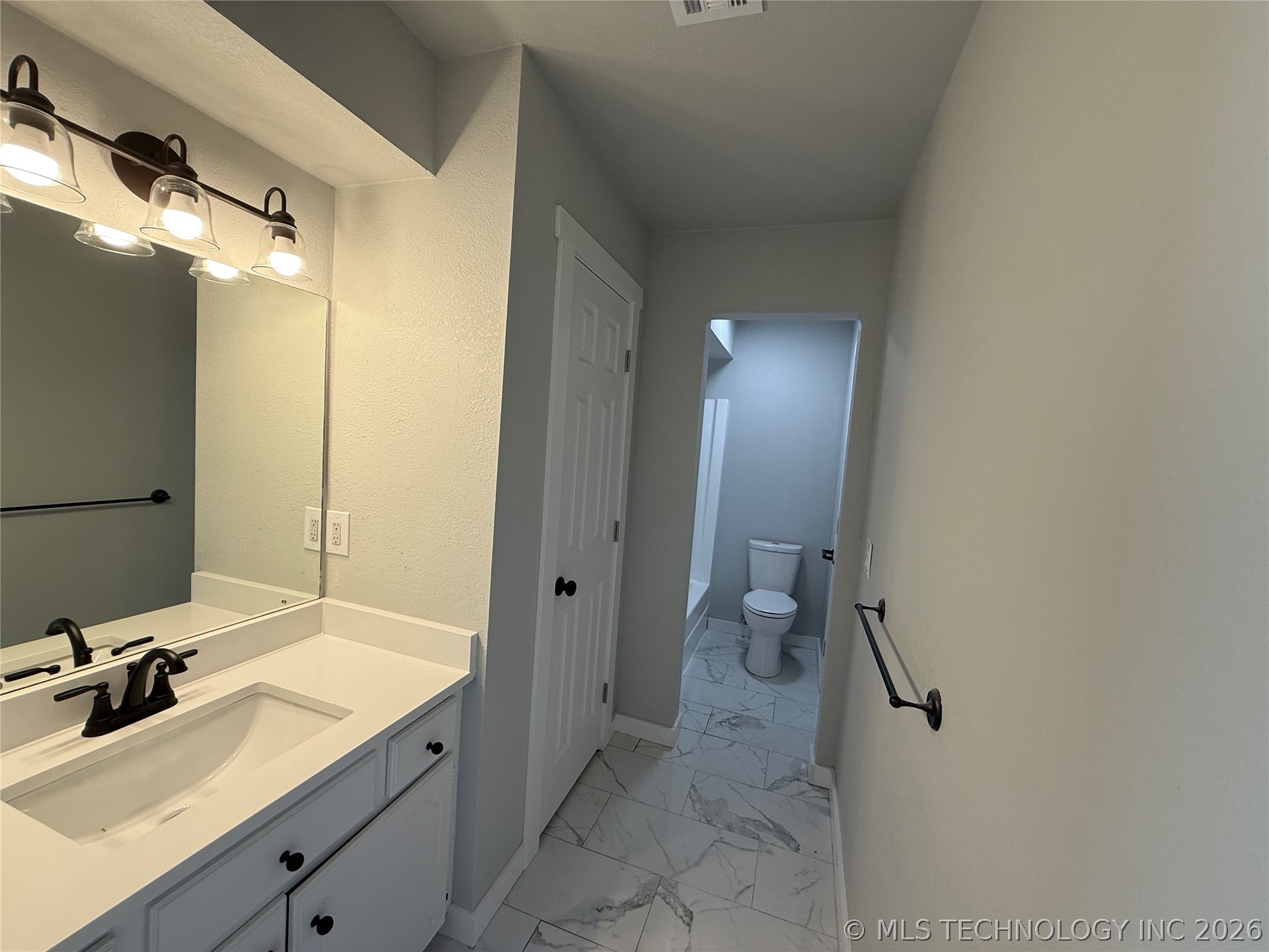 338 E 40th Street Property Photo 13
