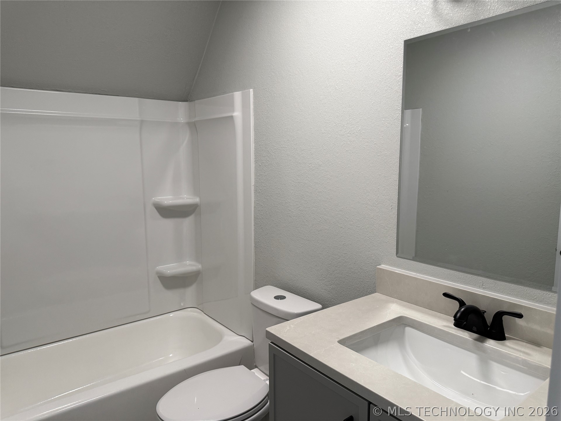 338 E 40th Street Property Photo 18