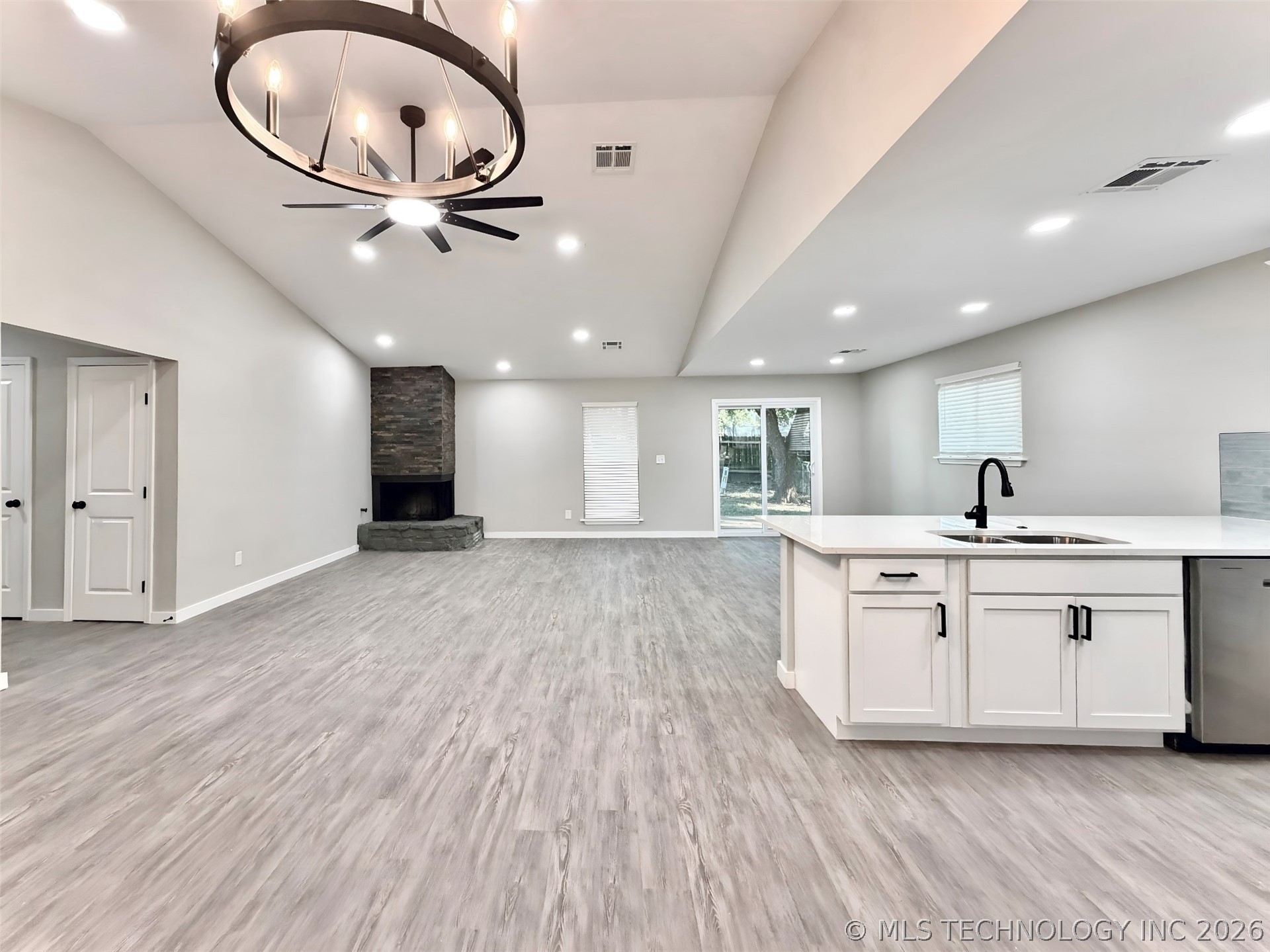 829 W Boston Street Property Photo 6