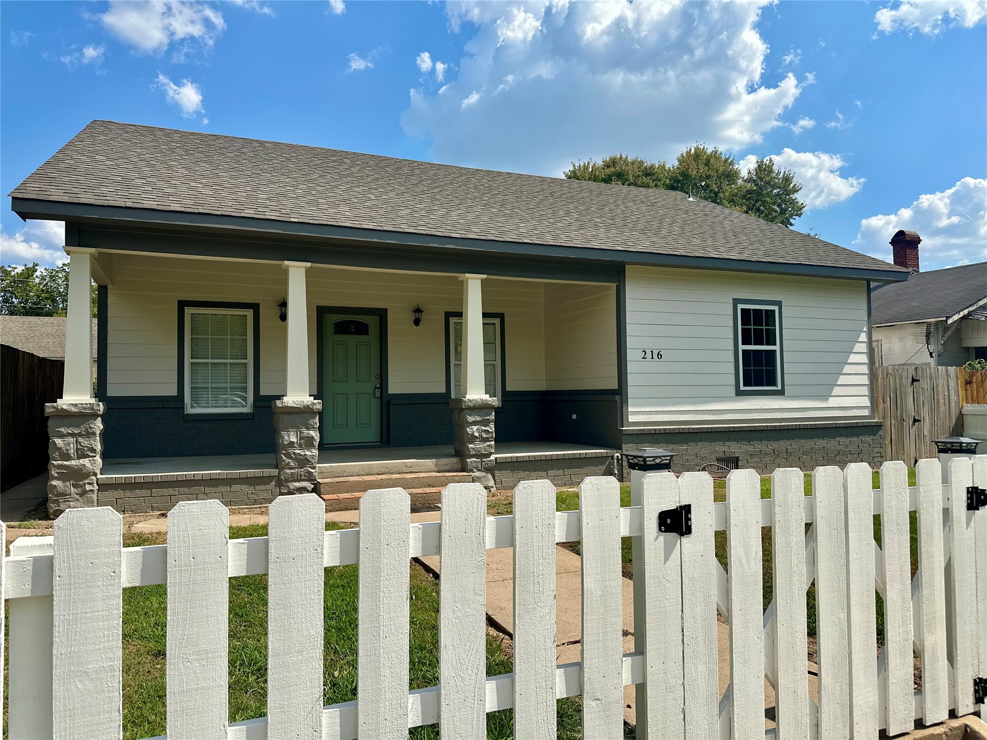 216 N P Street Property Photo 1